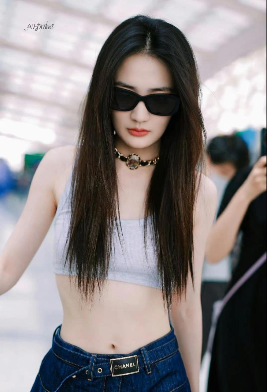 徐璐穿搭好辣哇  身材超有料 今天穿什么香 徐璐今日机场造型,很秀