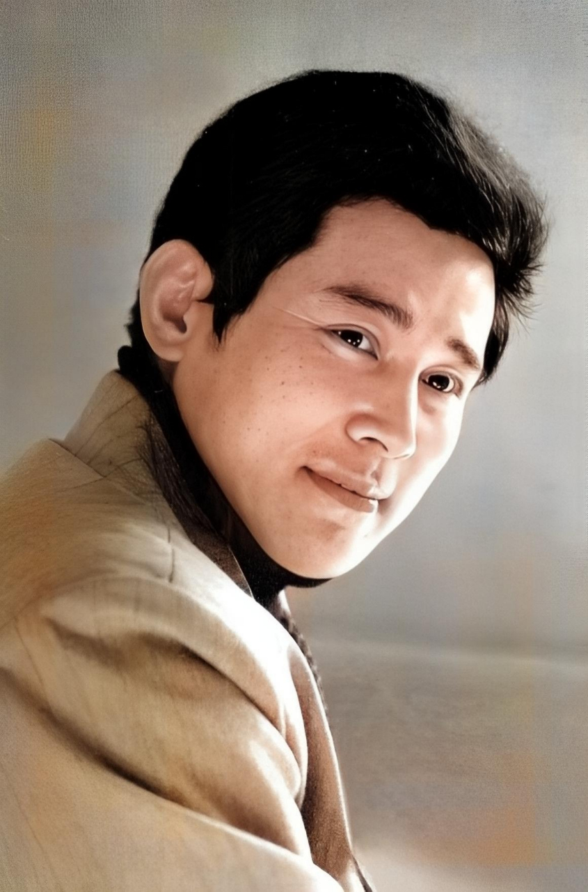 他的名字是徐敏,国家一级演员!  徐敏不仅英俊,他还是个伟大的演员!