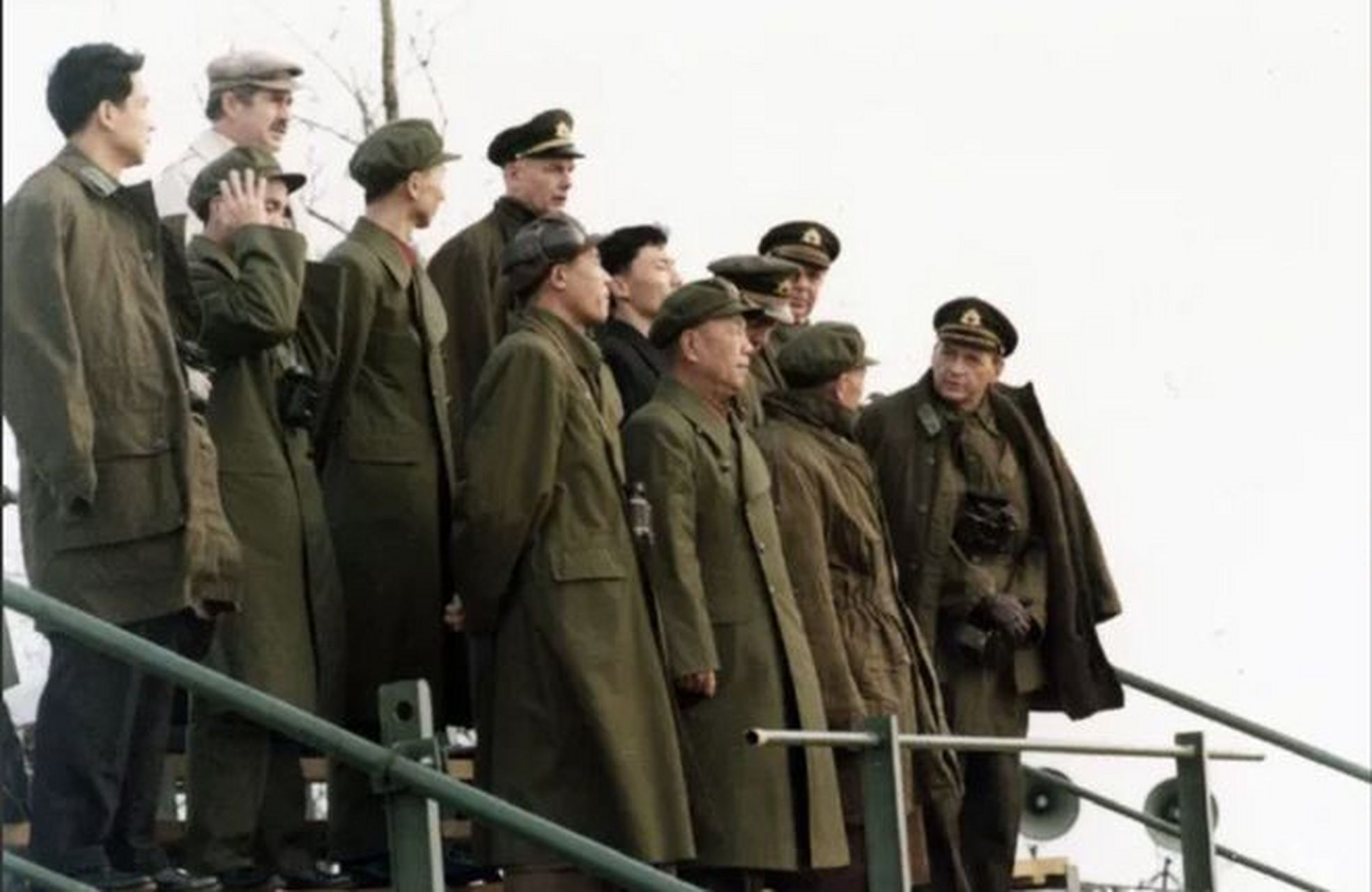 虽然这种军装看上去并不那么讨人喜欢,但是它散发出的强大气息却让人