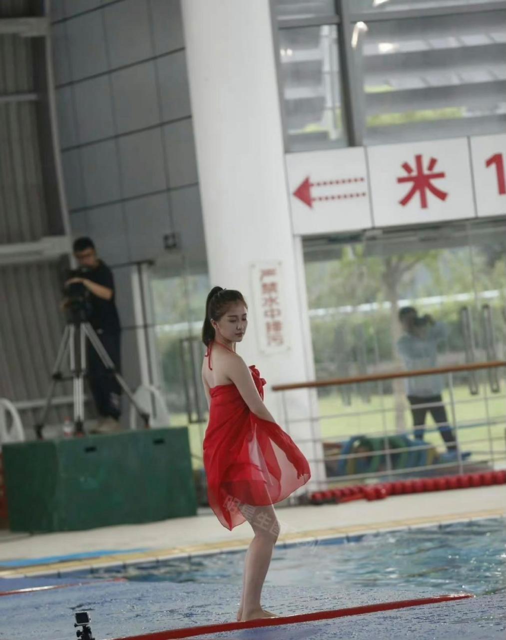 虞书欣《一年级》生图,那时候的欣欣子身材就很火辣了