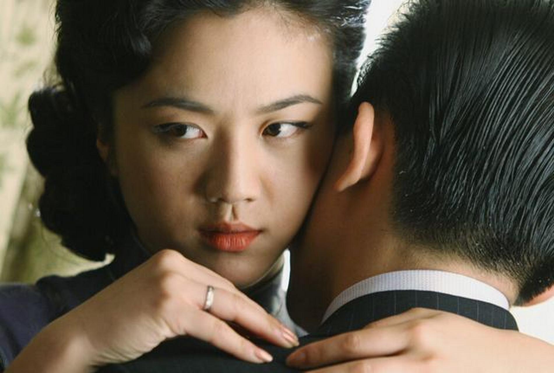 田雨和汤唯的相识,是在2005年拍摄电视剧《警花燕子》的时候.