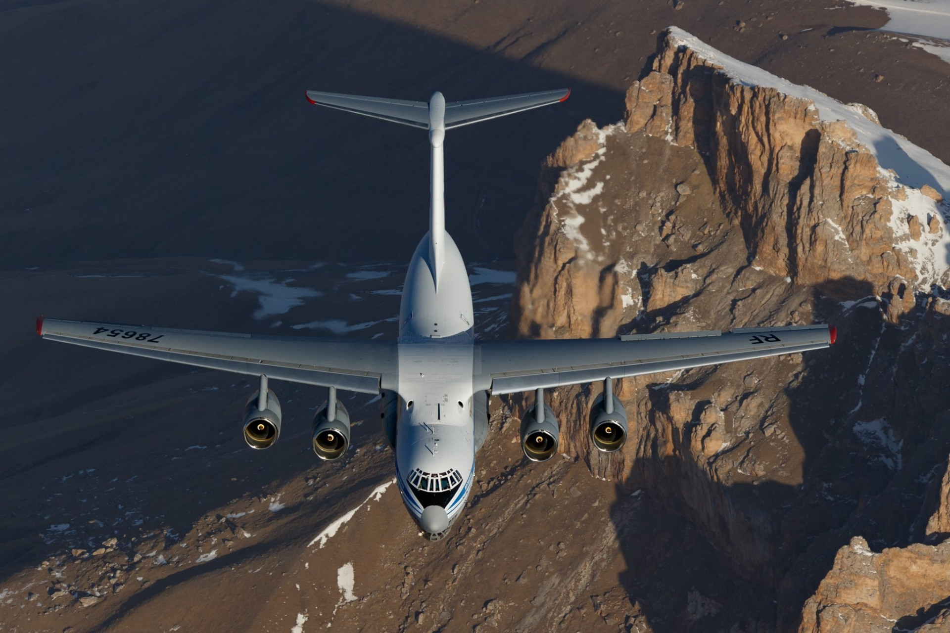 俄罗斯军工新生产的伊尔-76md-90a运输机,相比于传统的伊尔-76,图片中