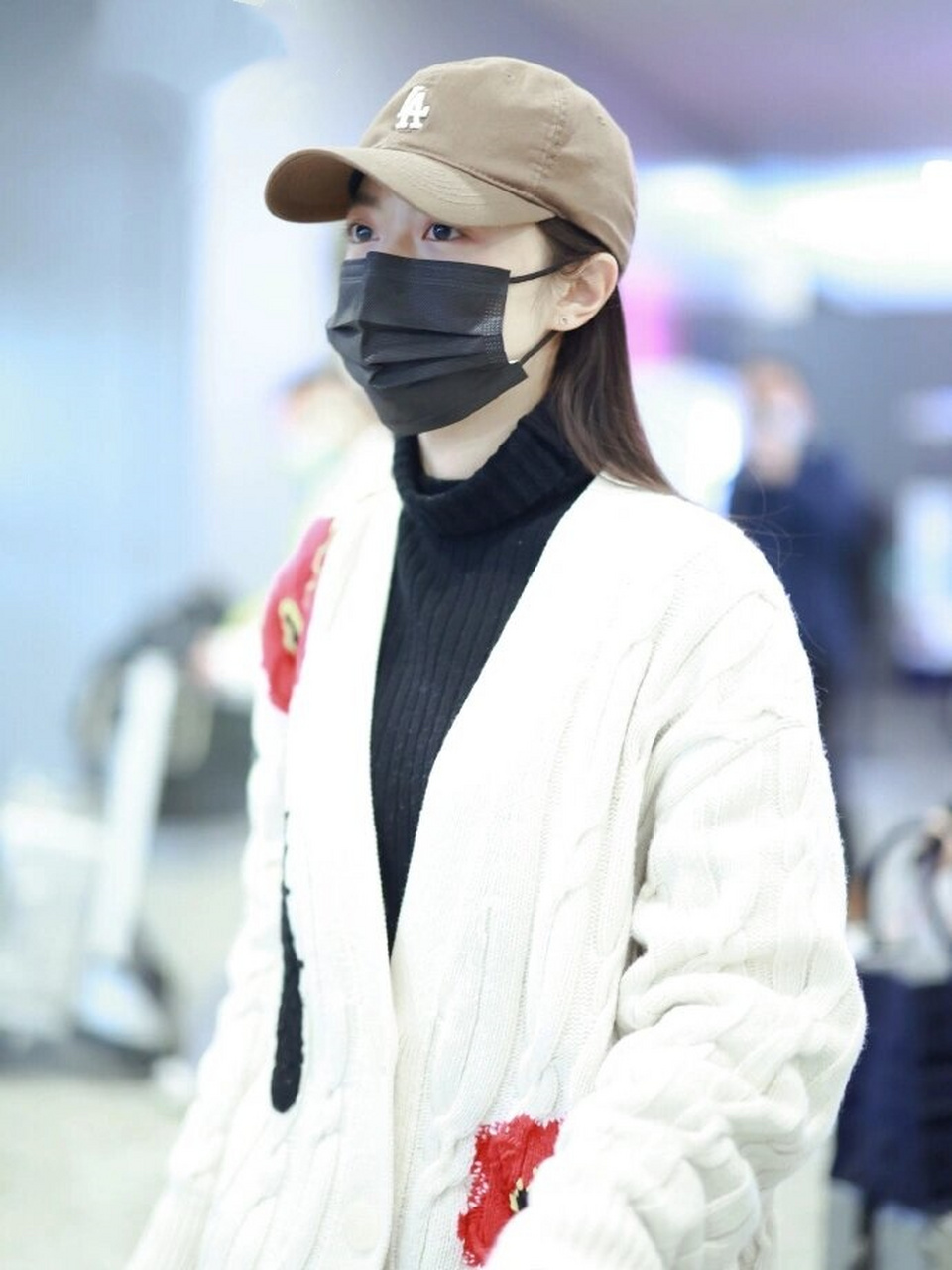 赵今麦机场私服  赵今麦最新的机场私服造型吸引了众人的目光.