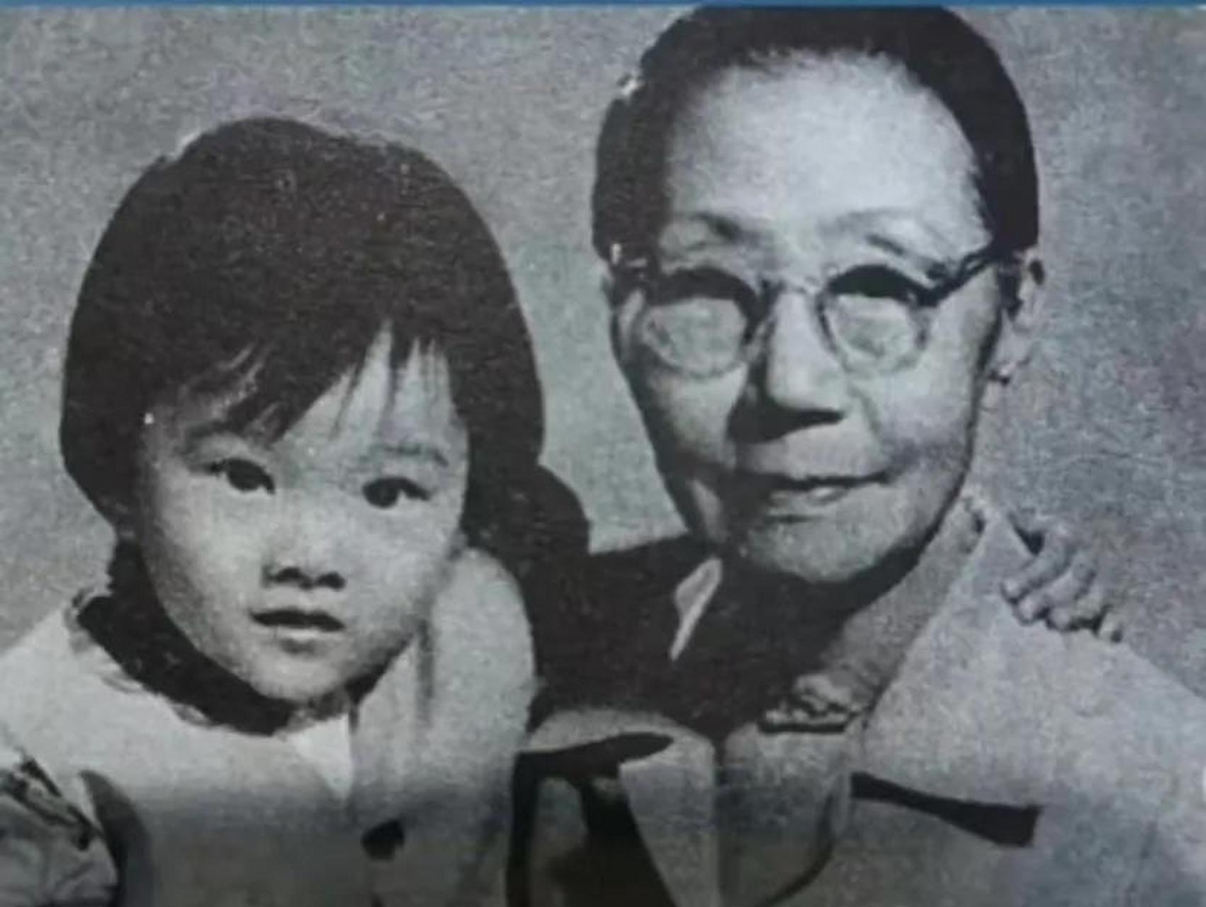 小时候,洪晃和妈妈在一起的时间很少,她的妈妈和爸爸平时都住在学校