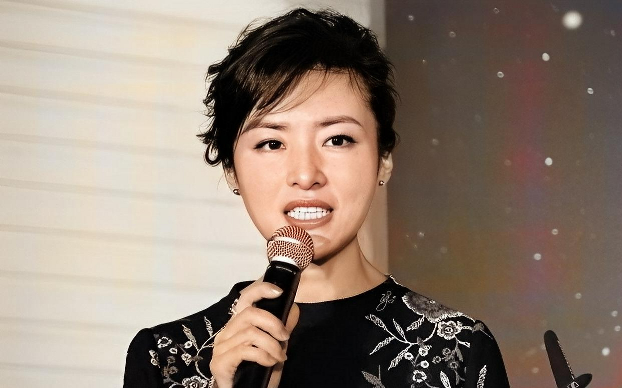 一件黑色的外套突出了周涛迷人的气质.