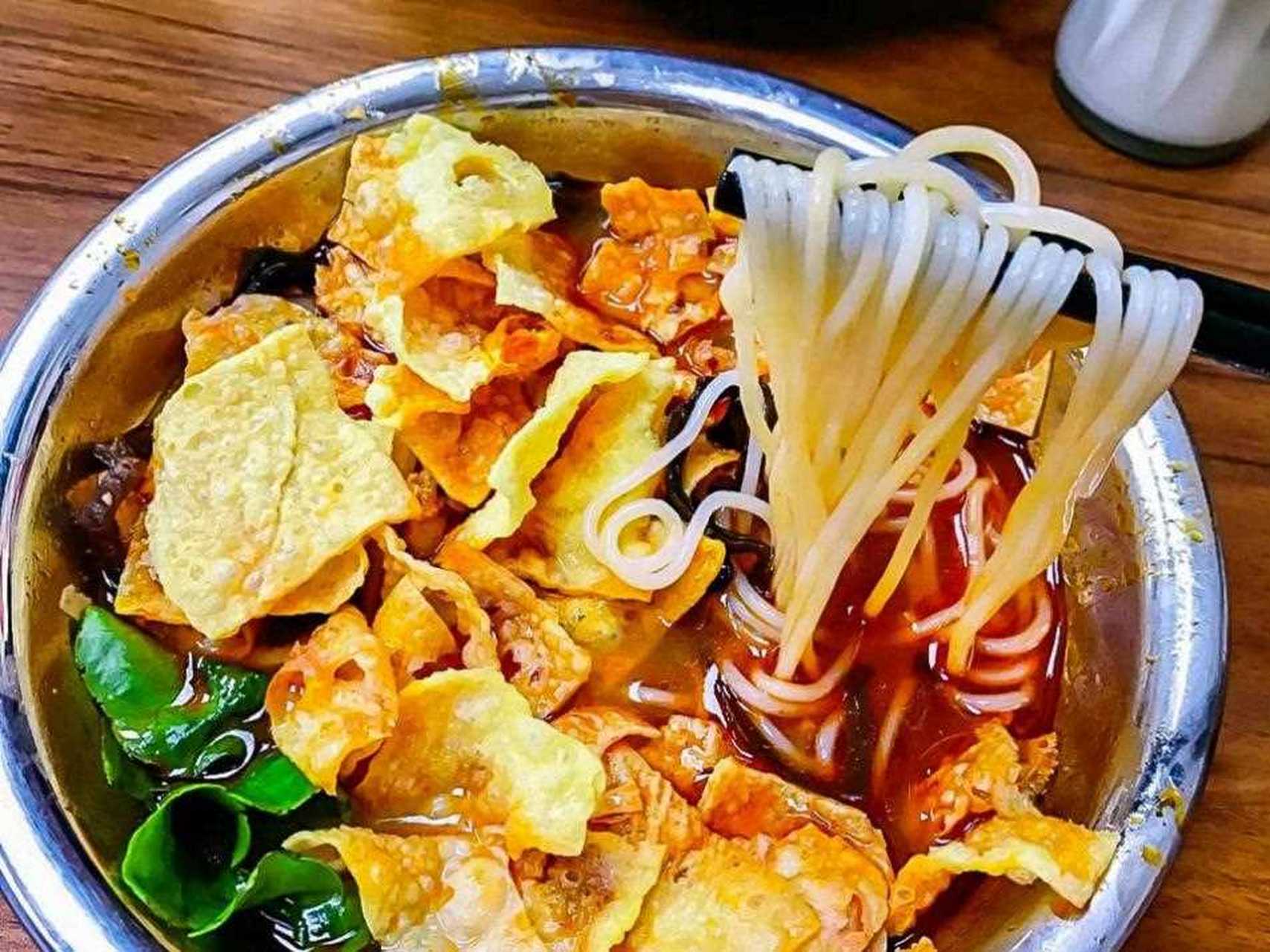 今天为大家来盘点长沙吃"臭"打卡,图1,螺鼎记螺蛳粉,林科大人气王