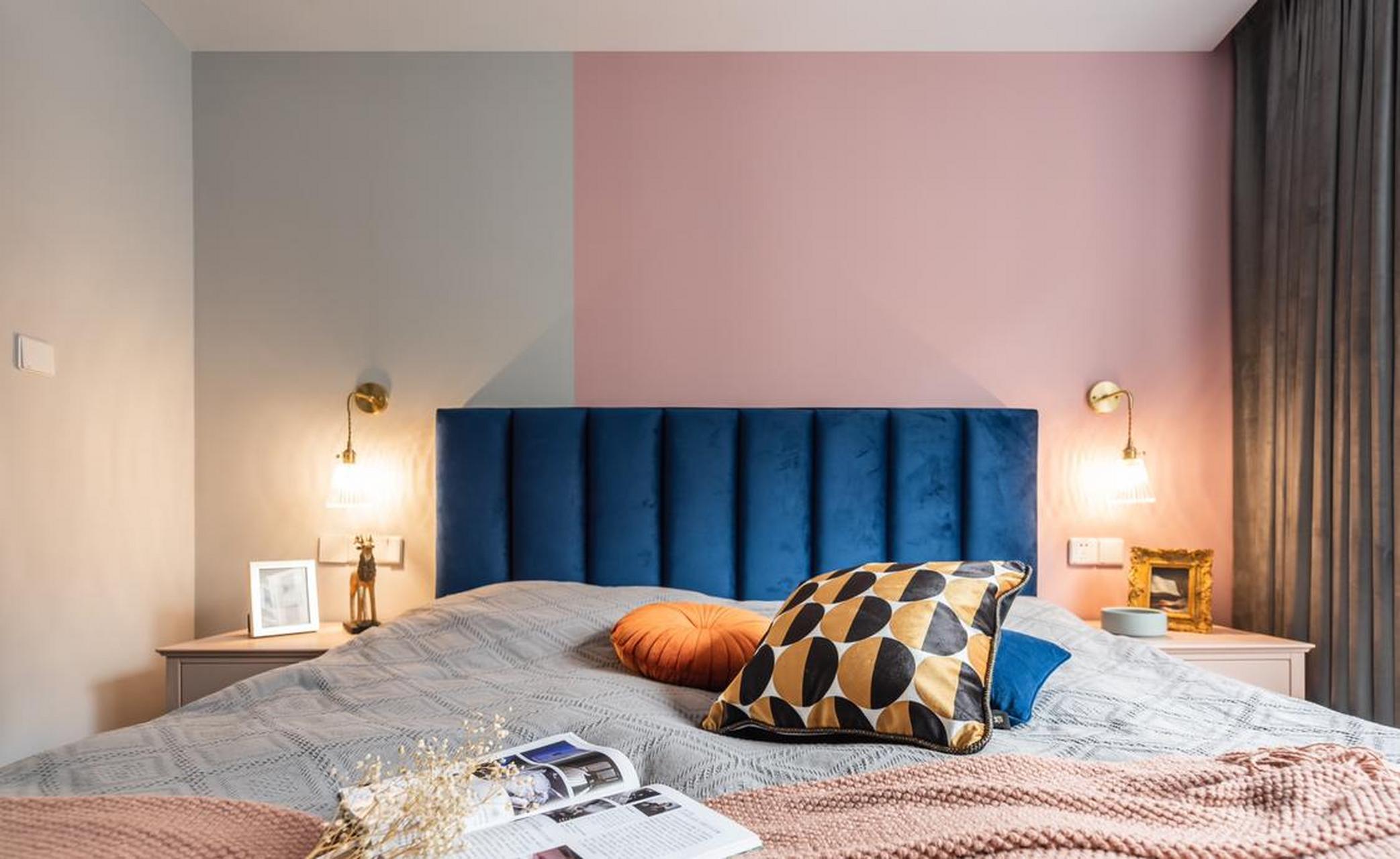 gif创作人# #主卧  撞色柔情 留驻时光   主卧以粉色和浅灰色的组合