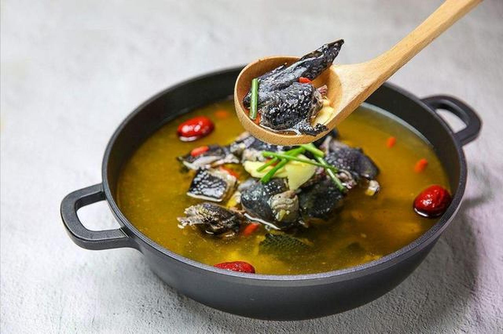 雪峰乌骨鸡还能够炖汤,清蒸等多种方法食用.其味道鲜美,柔