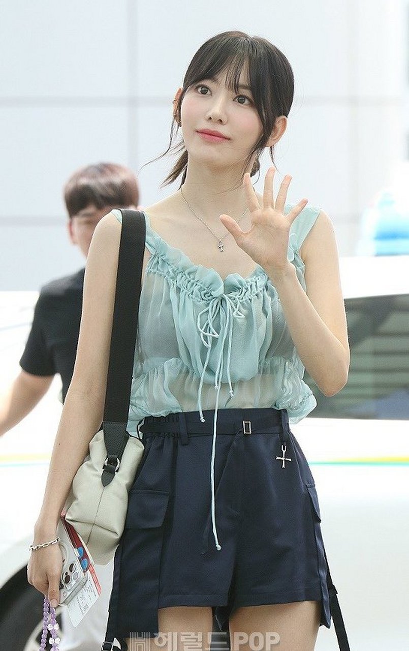 sakura宫脇咲良230707机场穿搭