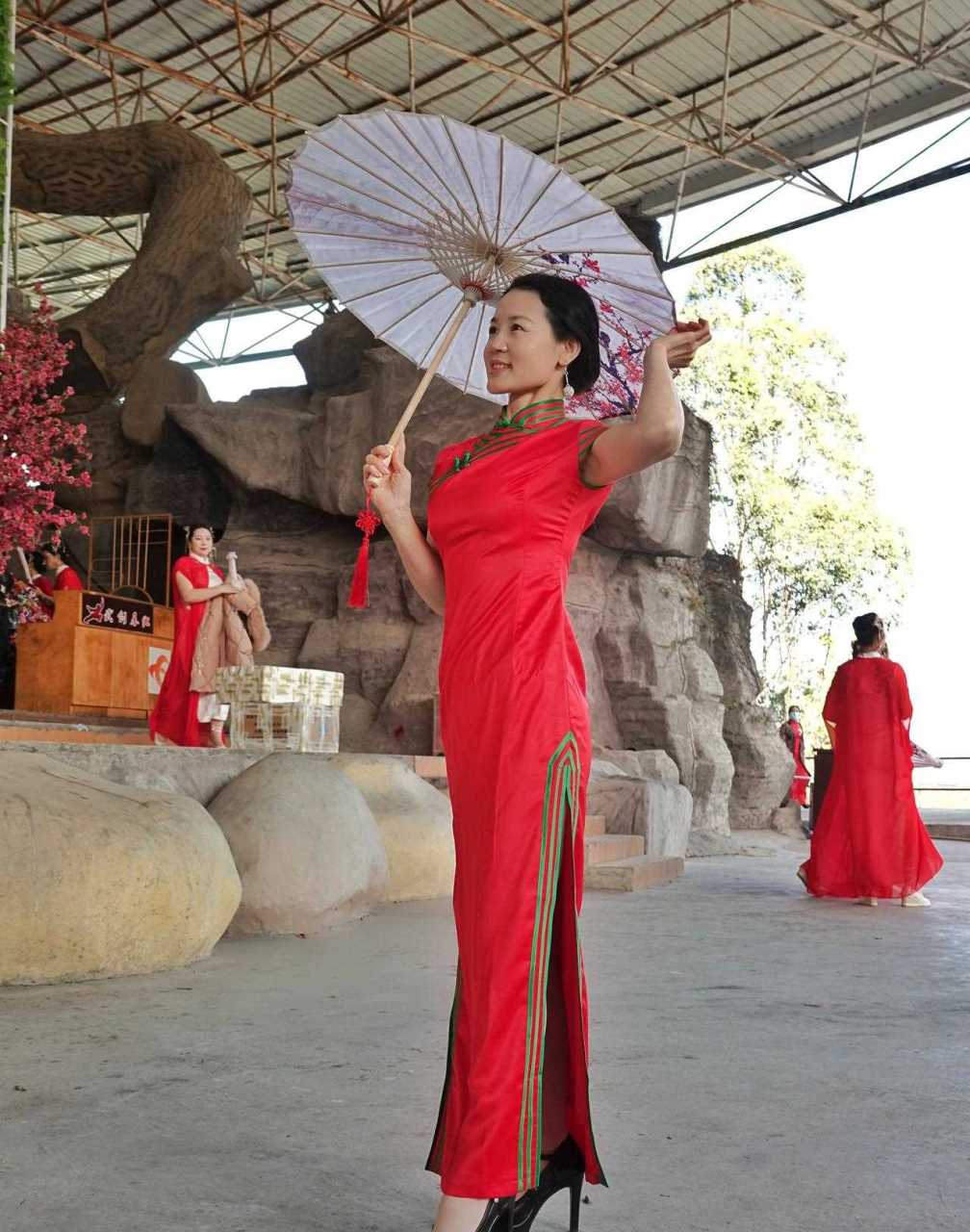 夕阳红,女儿红,红一生(图片摄于广东东莞旗袍秀现场)