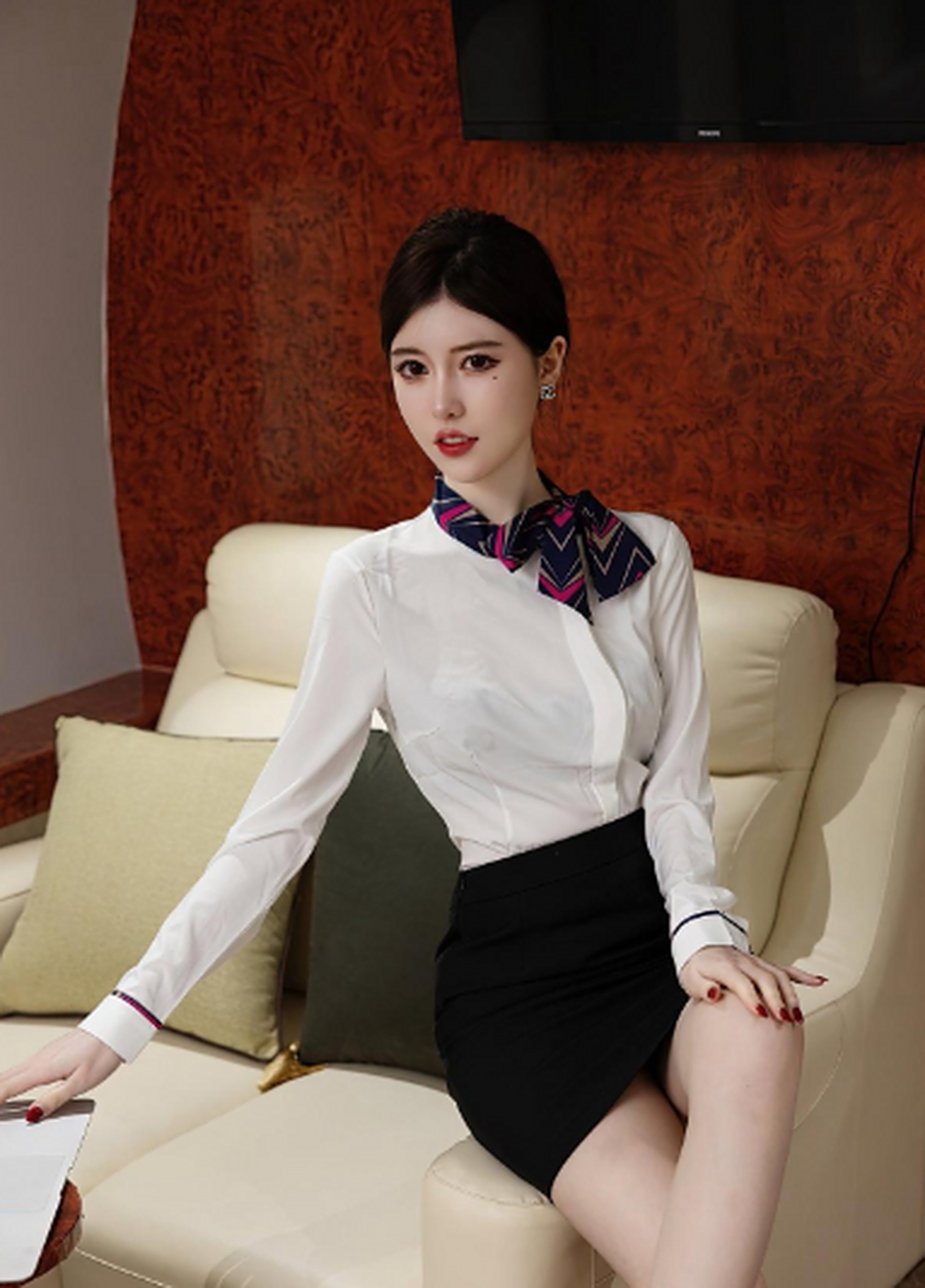 包臀裙搭配肉丝高跟鞋,主打的就是一个性感#性感美腿# #穿搭# #美女