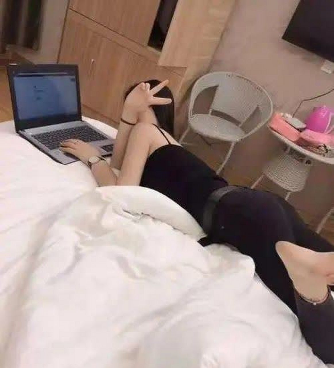 和女同事出差,酒店只有一间大床房!