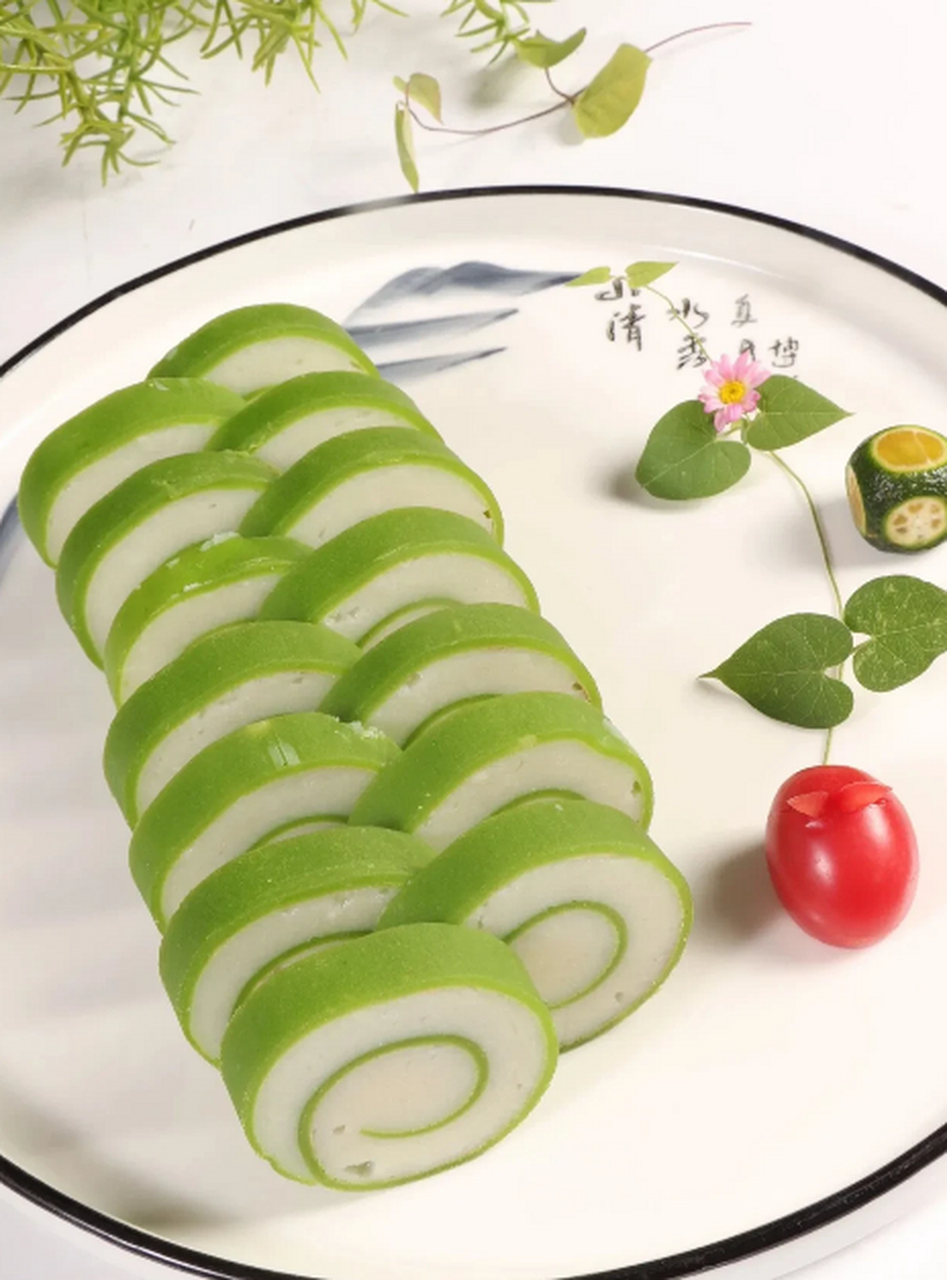 翡翠山药 菠菜浆烙饼皮,山药泥作馅料,提前预制成卷,走菜时直接切段装