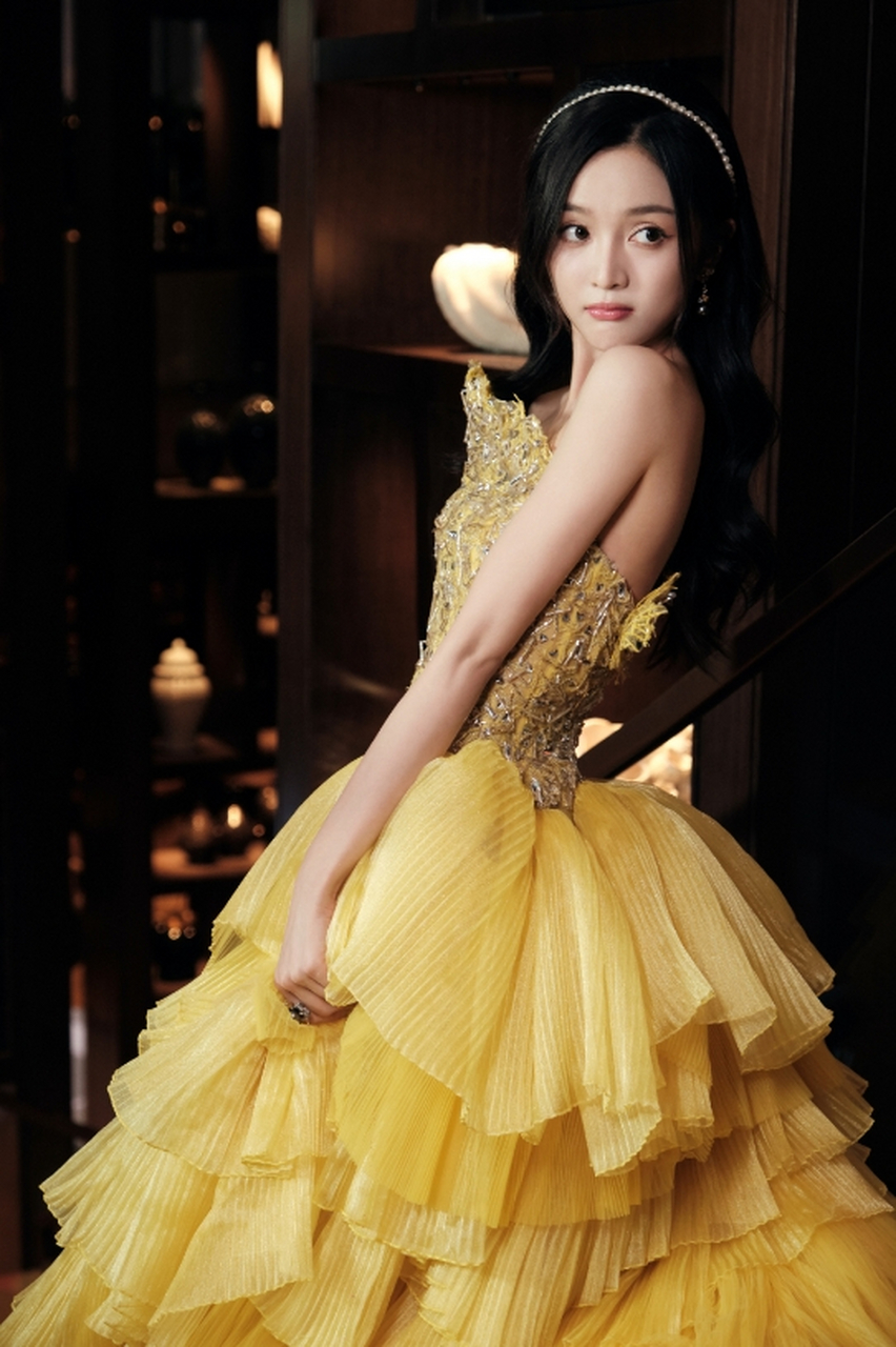 俏丽美艳的#吴宣仪# 一袭黄色抹胸拖尾礼裙,雪肤玉貌的容颜,白皙精致