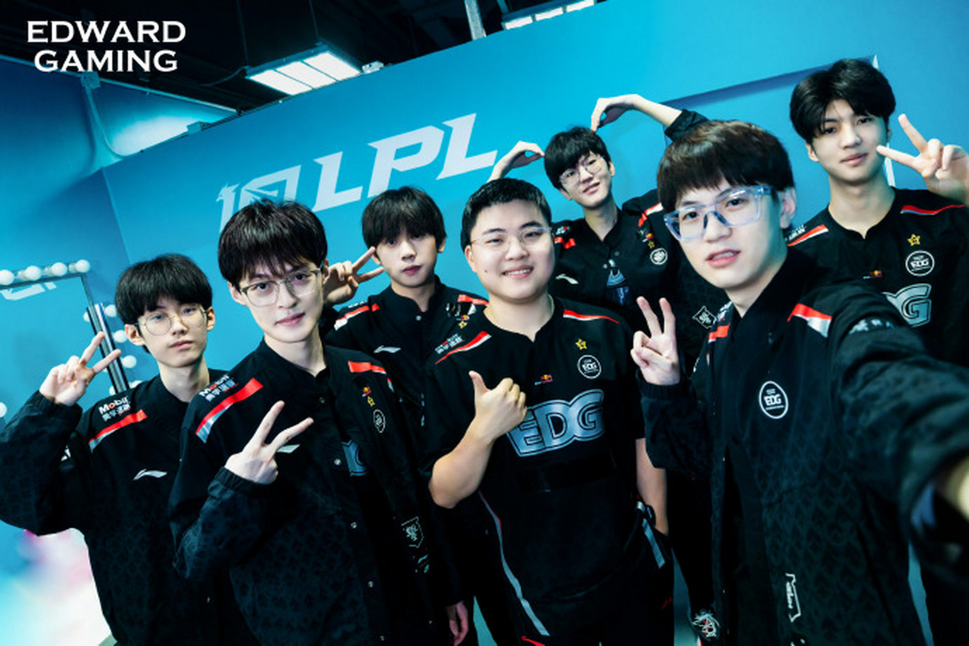 uzi无缘世界赛#  edg晒大合照:按下快门,用一张照片记录这个特别的