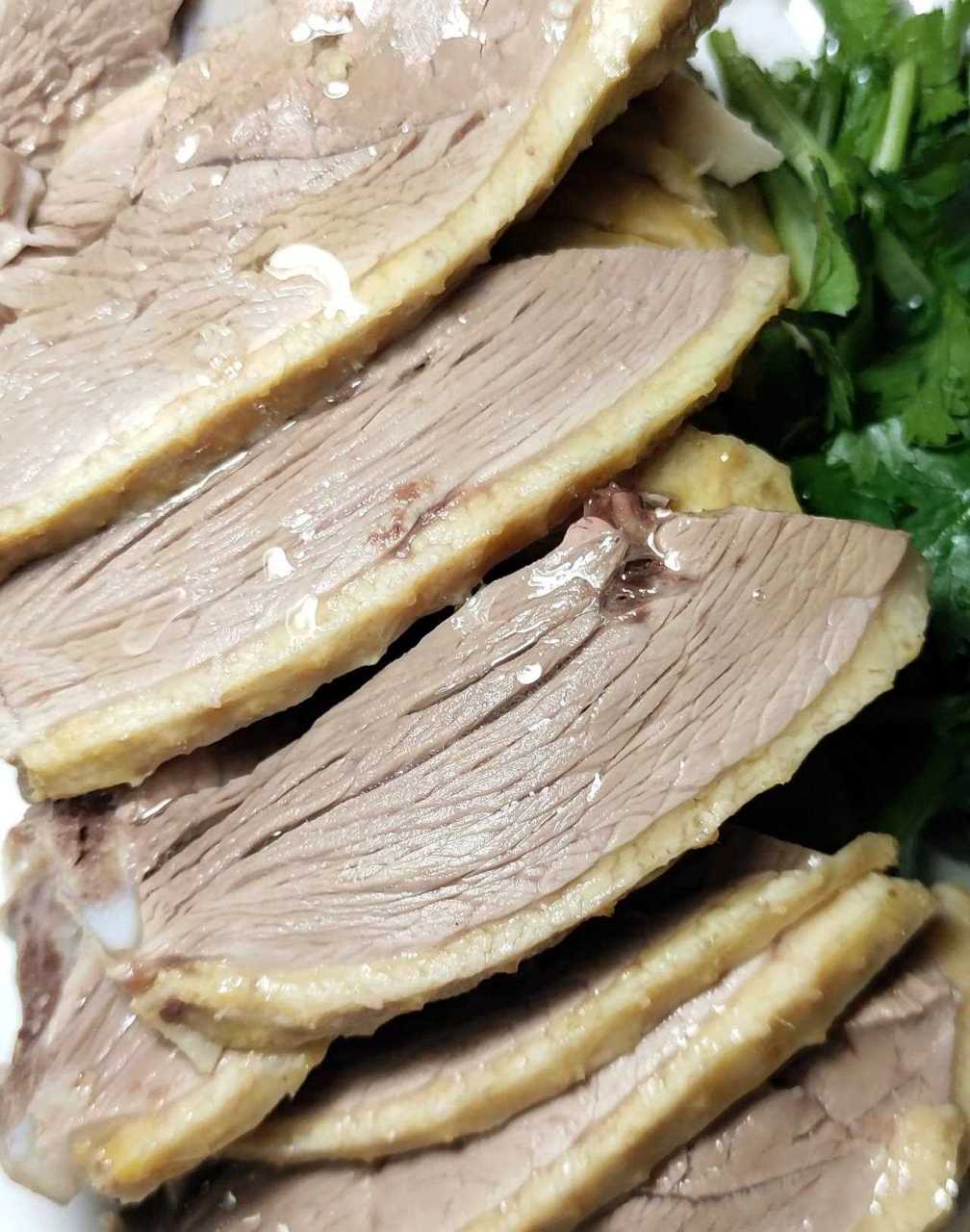 深夜放毒:白斩鸭胸肉,下面有半只鸭头,蘸碟沙姜芫荽花生油豉油.