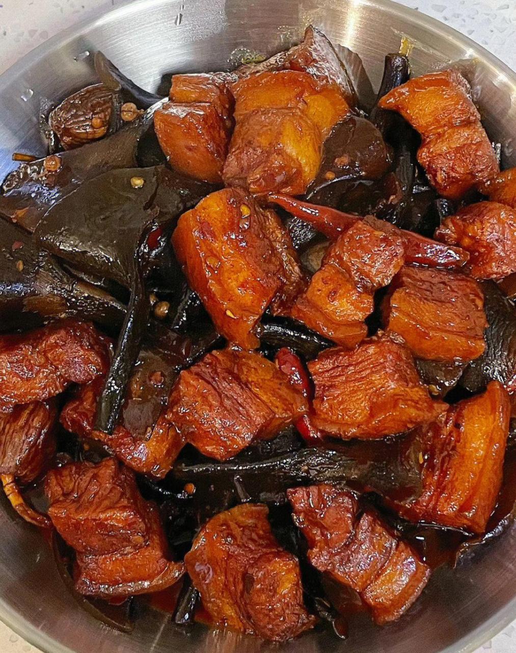 不油不腻的海带红烧肉～～|🍓做法: 1️五花肉烫皮洗净切块,凉水