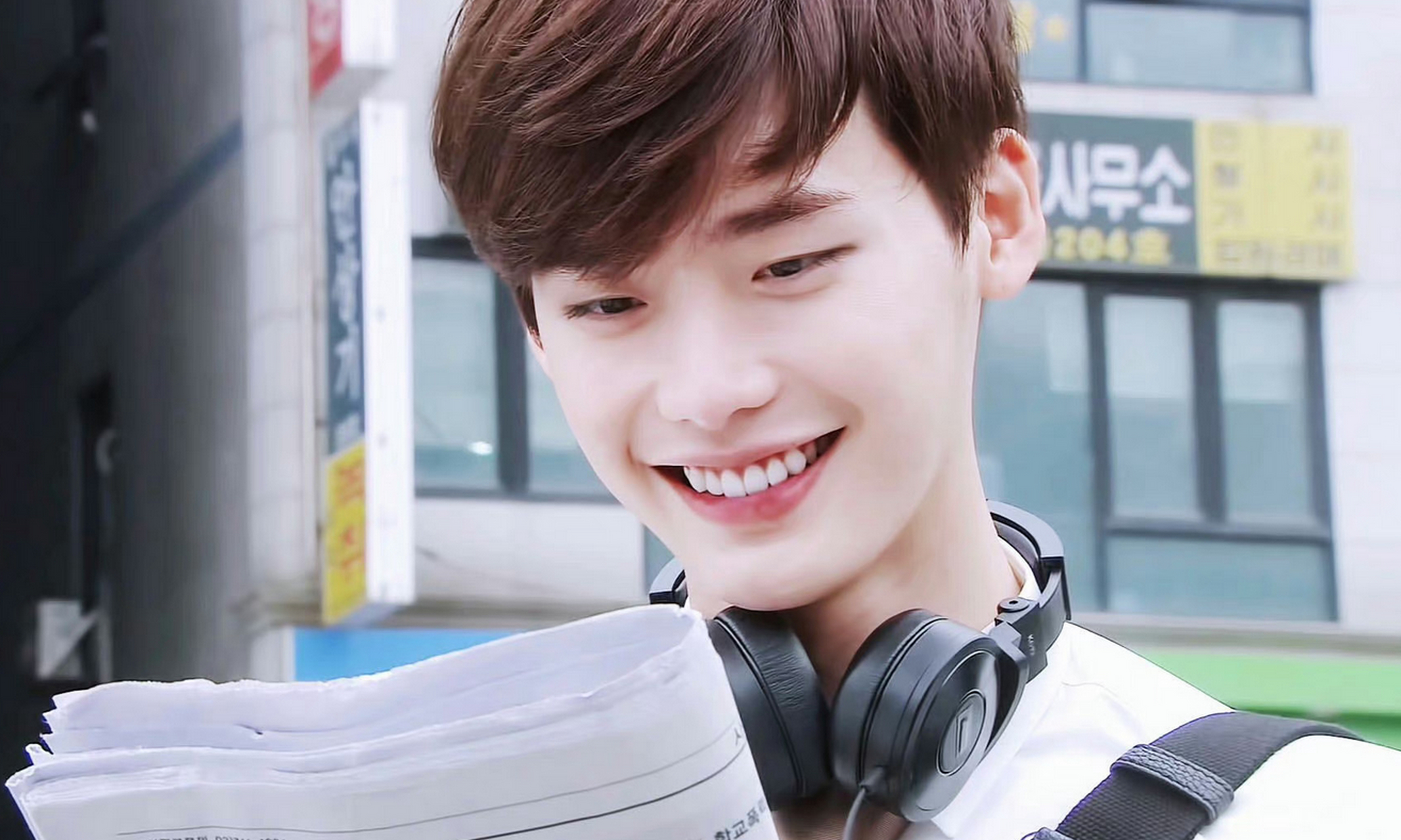 看他的近照,很多人一眼认不出,李钟硕近照肿了很多,看起来营养不错