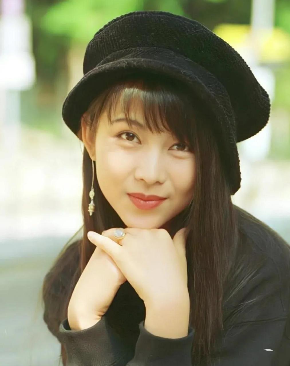 一些蔡少芬年轻时候的老照片,这个时候还是满脸的胶原蛋白,有点婴儿肥