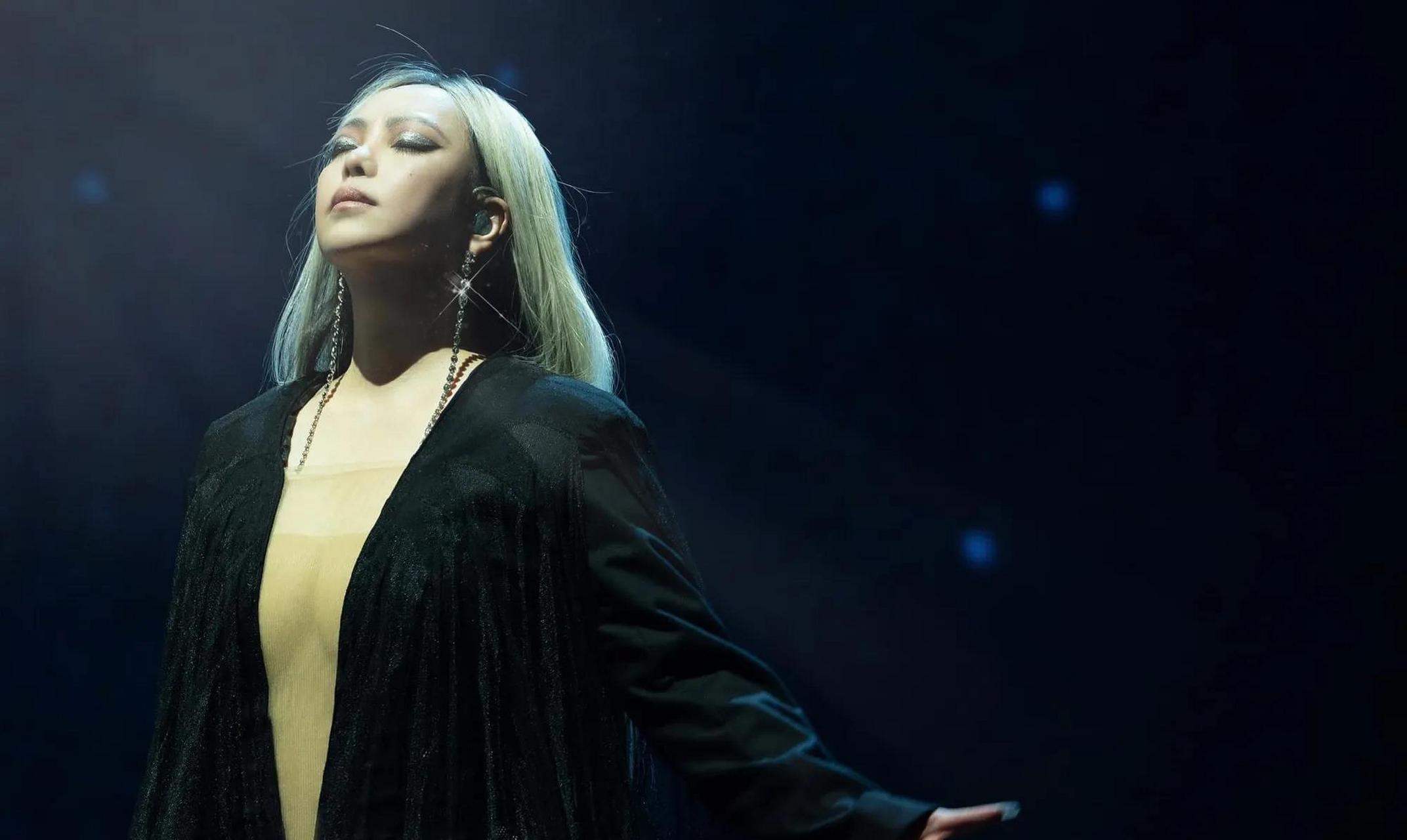 张惠妹演唱会真的瘦了好多啊 一身深v蕾丝长裙太拼了 整个气场都变了