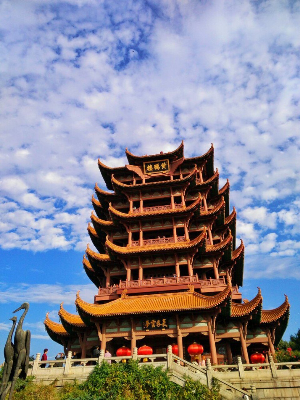 黄鹤楼位于湖北省武汉市长江南岸武昌蛇山之巅,为国家5a级旅游景区