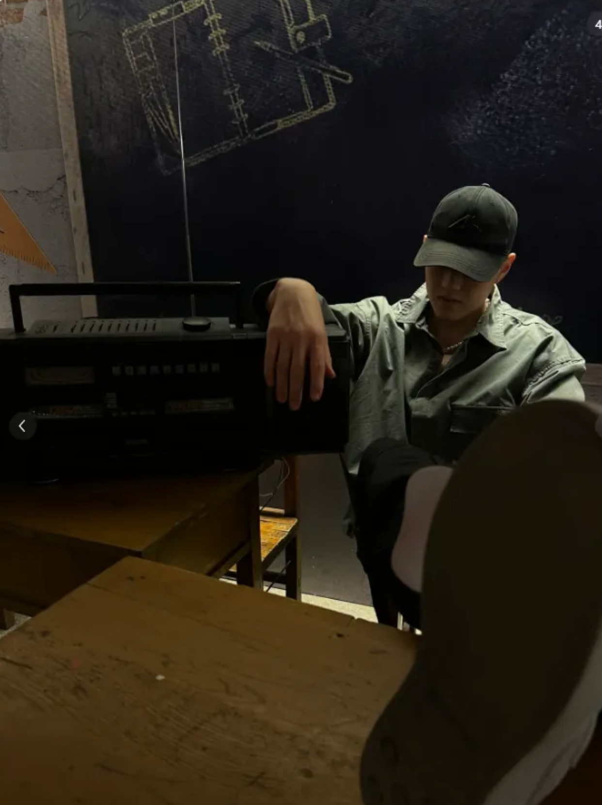 "在一个寂静的夜晚,张先生坐在窗边,凝视着外面的星空