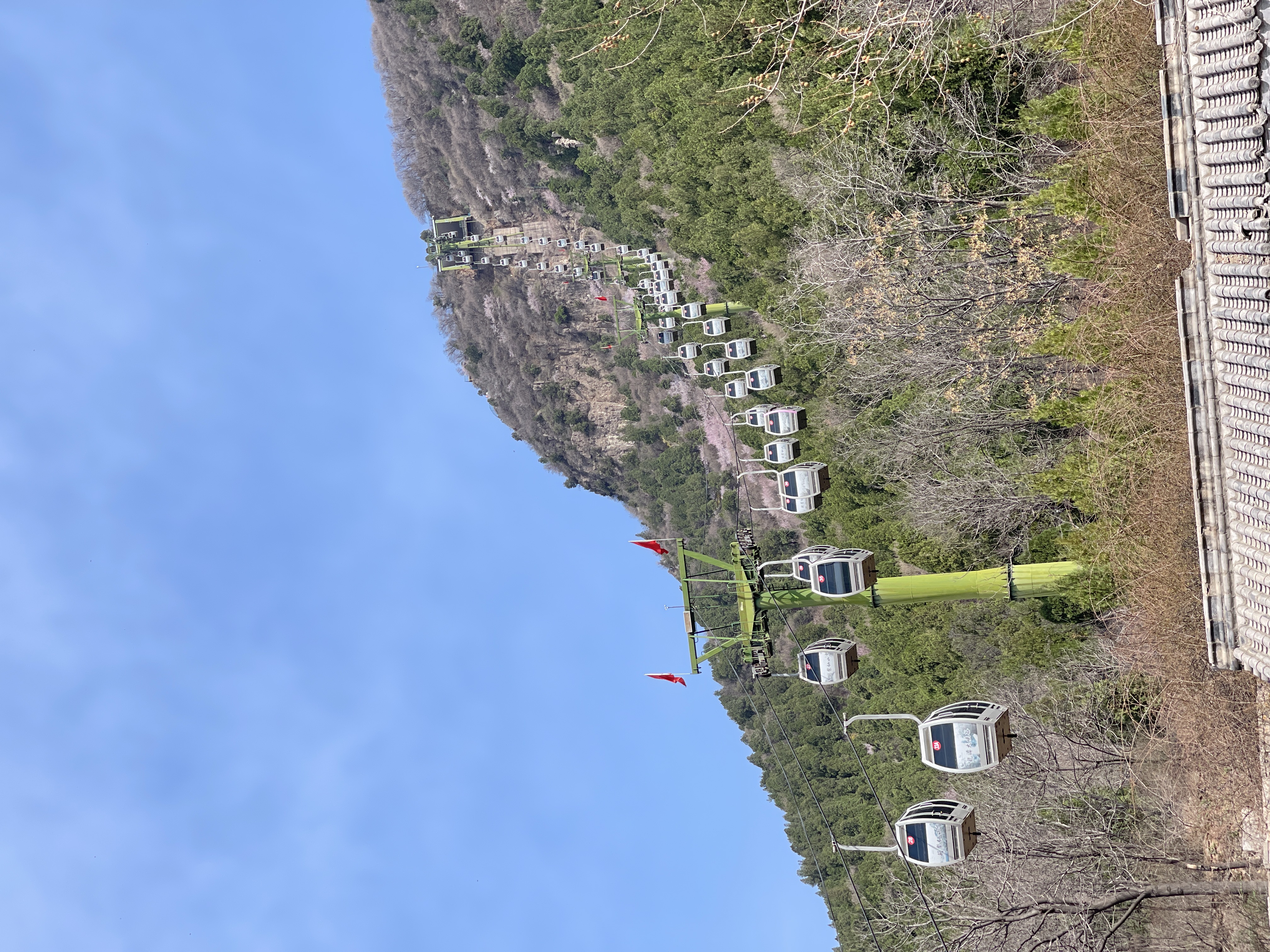 如今,许多旅游景区都设立了索道,这些索道不仅方便了游客到达山顶,更