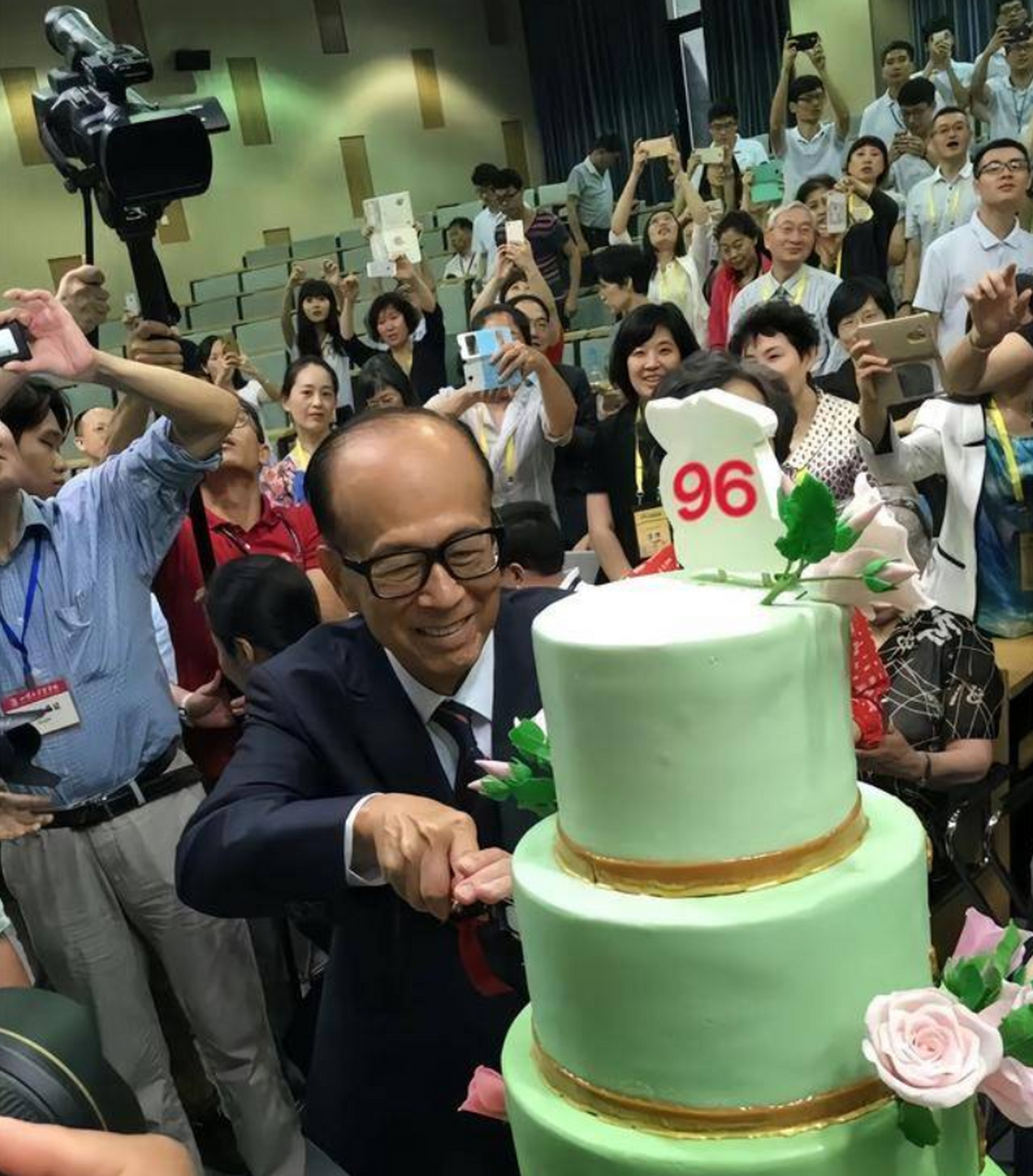 李嘉诚今年96岁.近况照片:精神矍铄,过生日吃蛋糕,喜笑颜开.