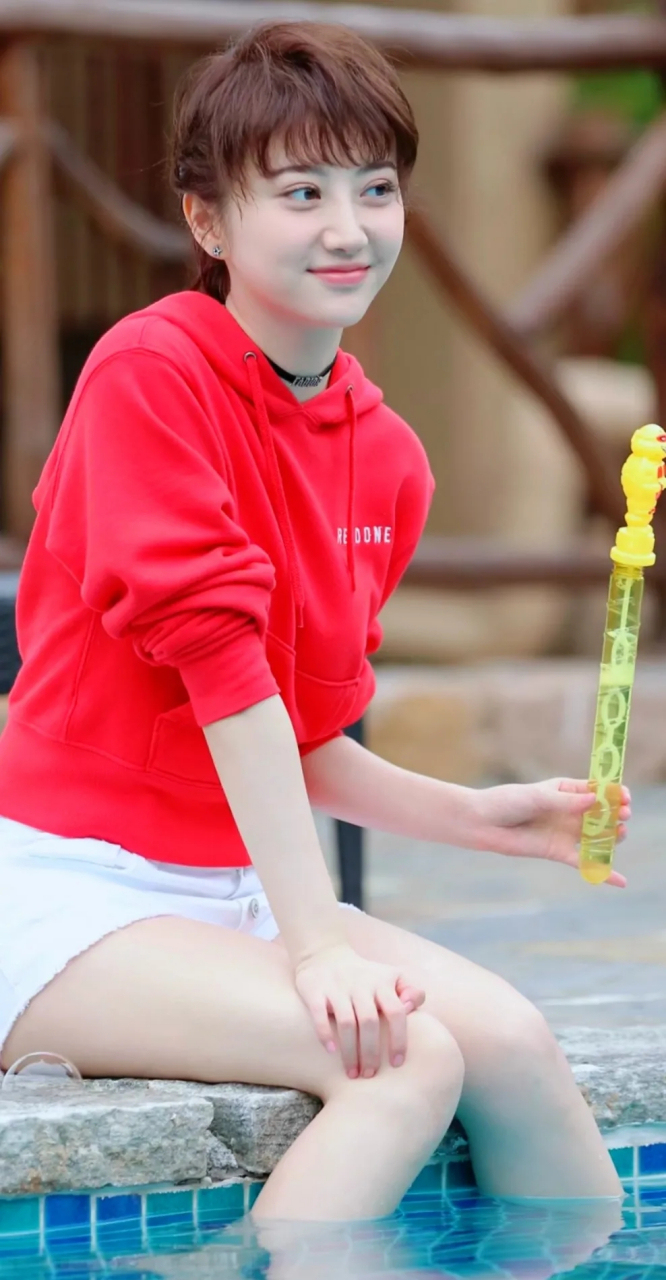 景甜,皮肤白皙,坐在泳池吹泡泡可爱中散发着美丽,笑容甜美,眼睛好漂亮
