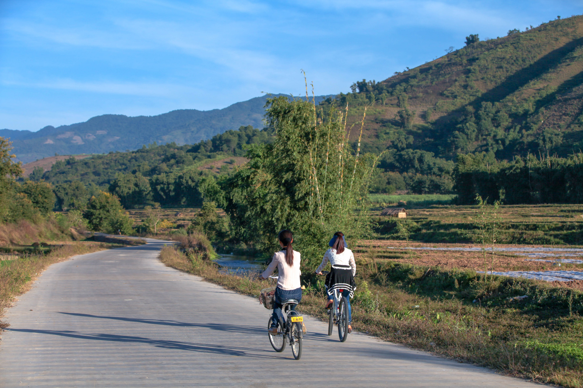 云南德宏州畹町镇是靠近缅甸的边陲小镇,主要民族以汉族,傣族,景颇族