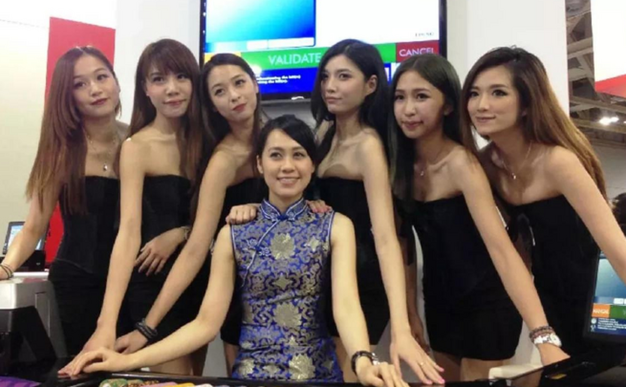 澳门赌场有很多穿着制服的漂亮女公关,对于很多没去过澳门的人来说