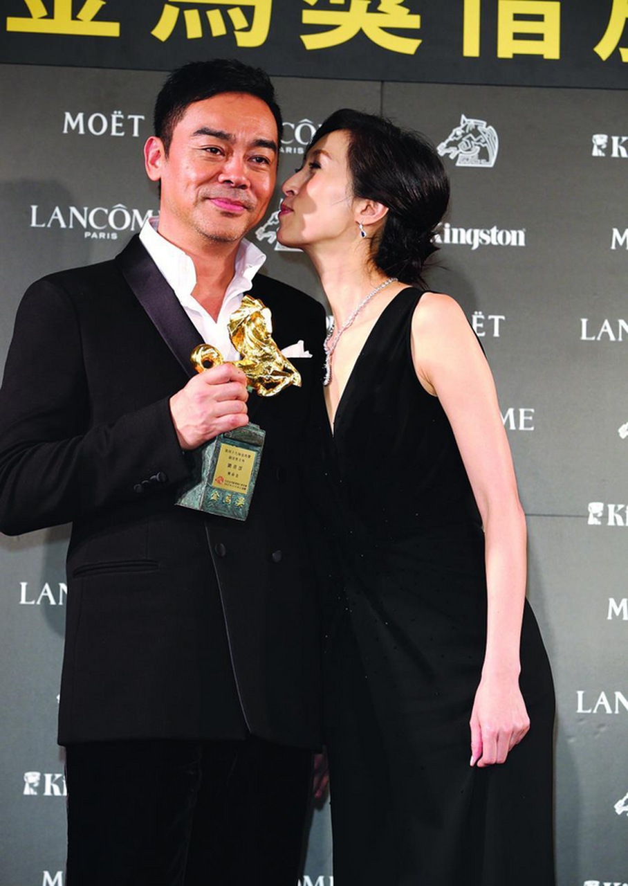 郭蔼明刘青云低调同框,穿印花衬衫配牛仔裤知性优雅,温柔亲切