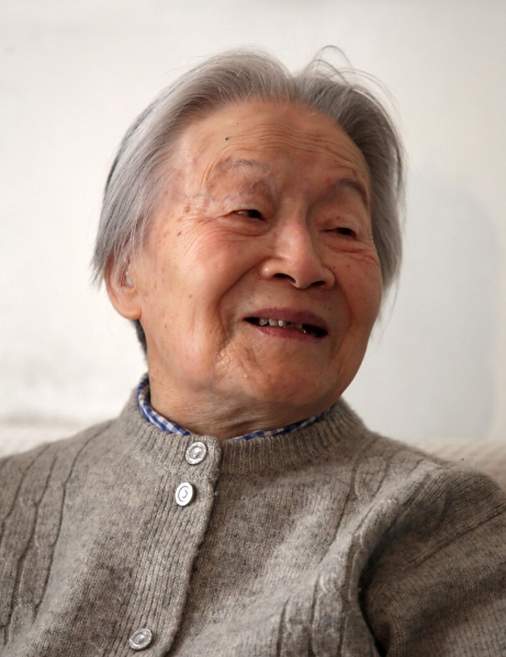 百岁老人杨绛说:"到了一定年纪,关起门,拉好窗,扫净屋!