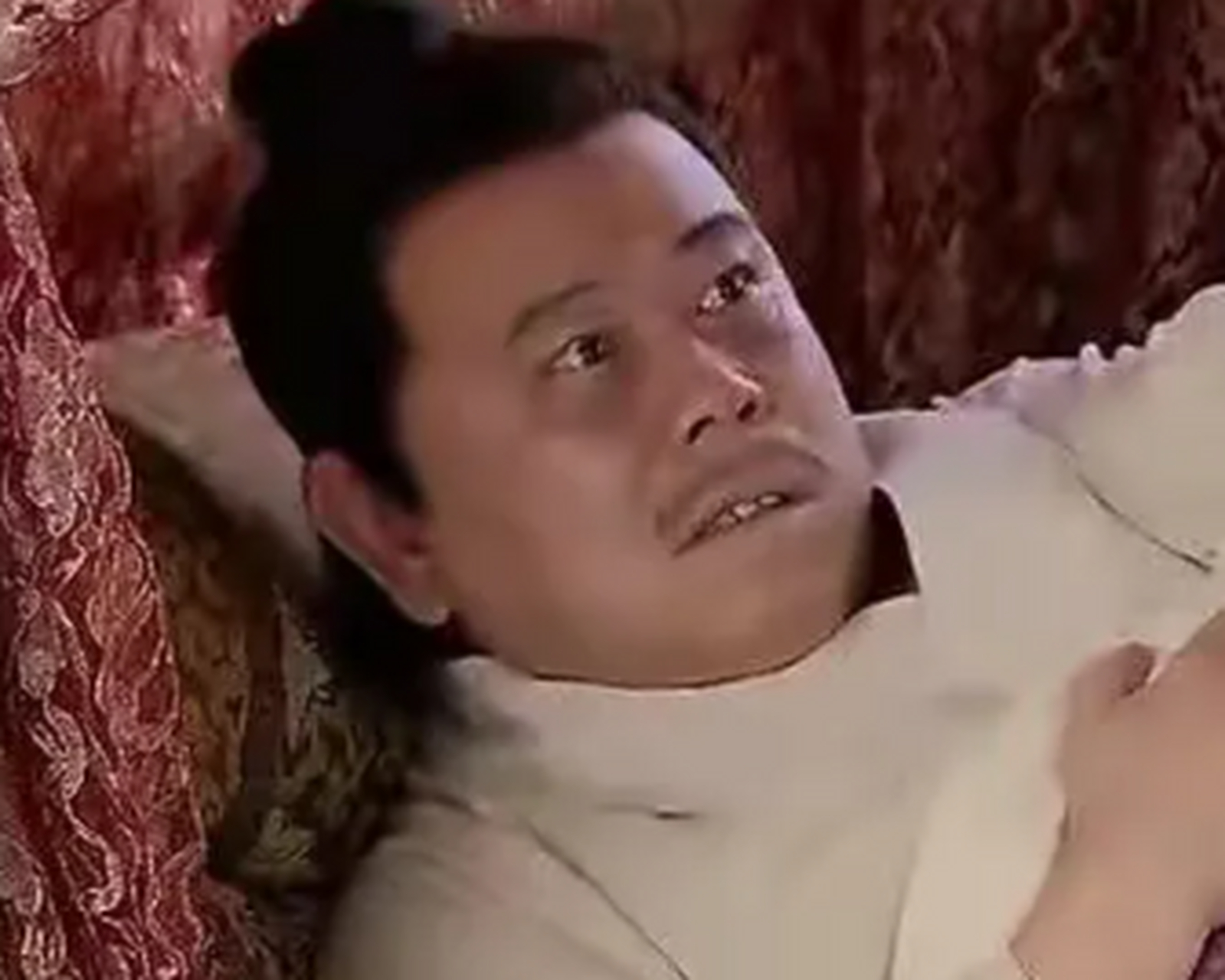 不得不说潘长江演绎的武大郎,特点很鲜明,而且演技也一流,喝药的每