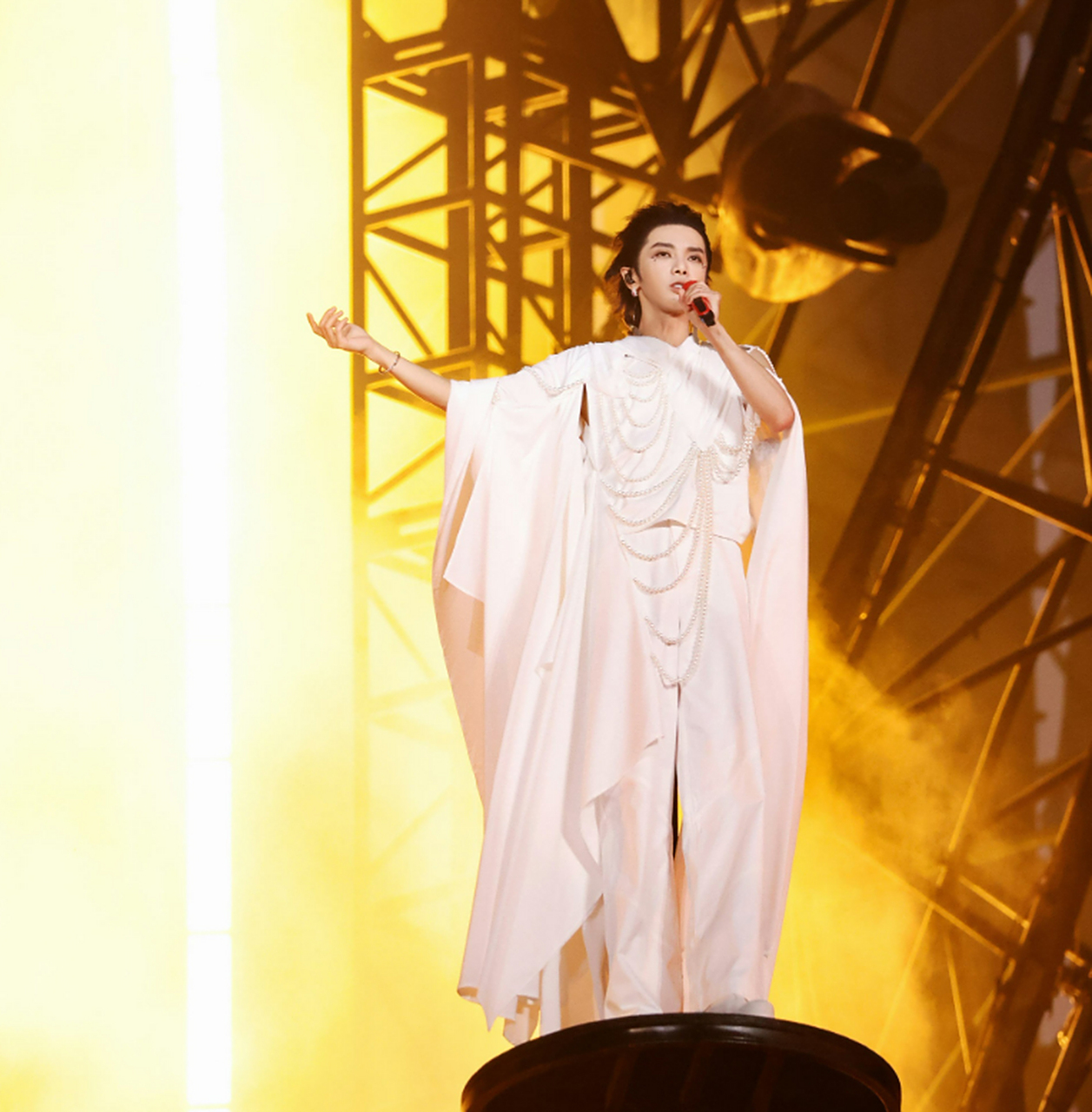 华晨宇演唱会神树开场名场面,宏大场景加上白衣,好似天神降临!