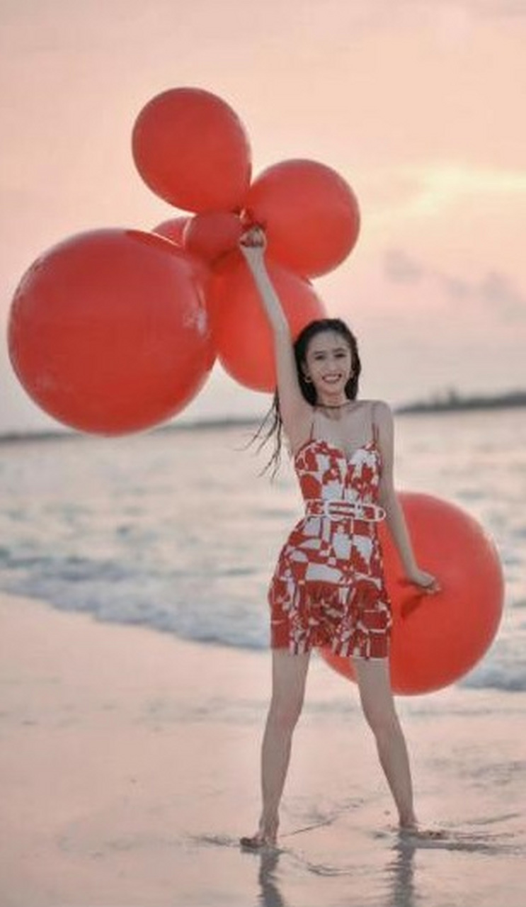 佟丽娅近照曝光,穿低胸裙秀身材,39岁别有韵味,说起佟丽娅,大家对她都