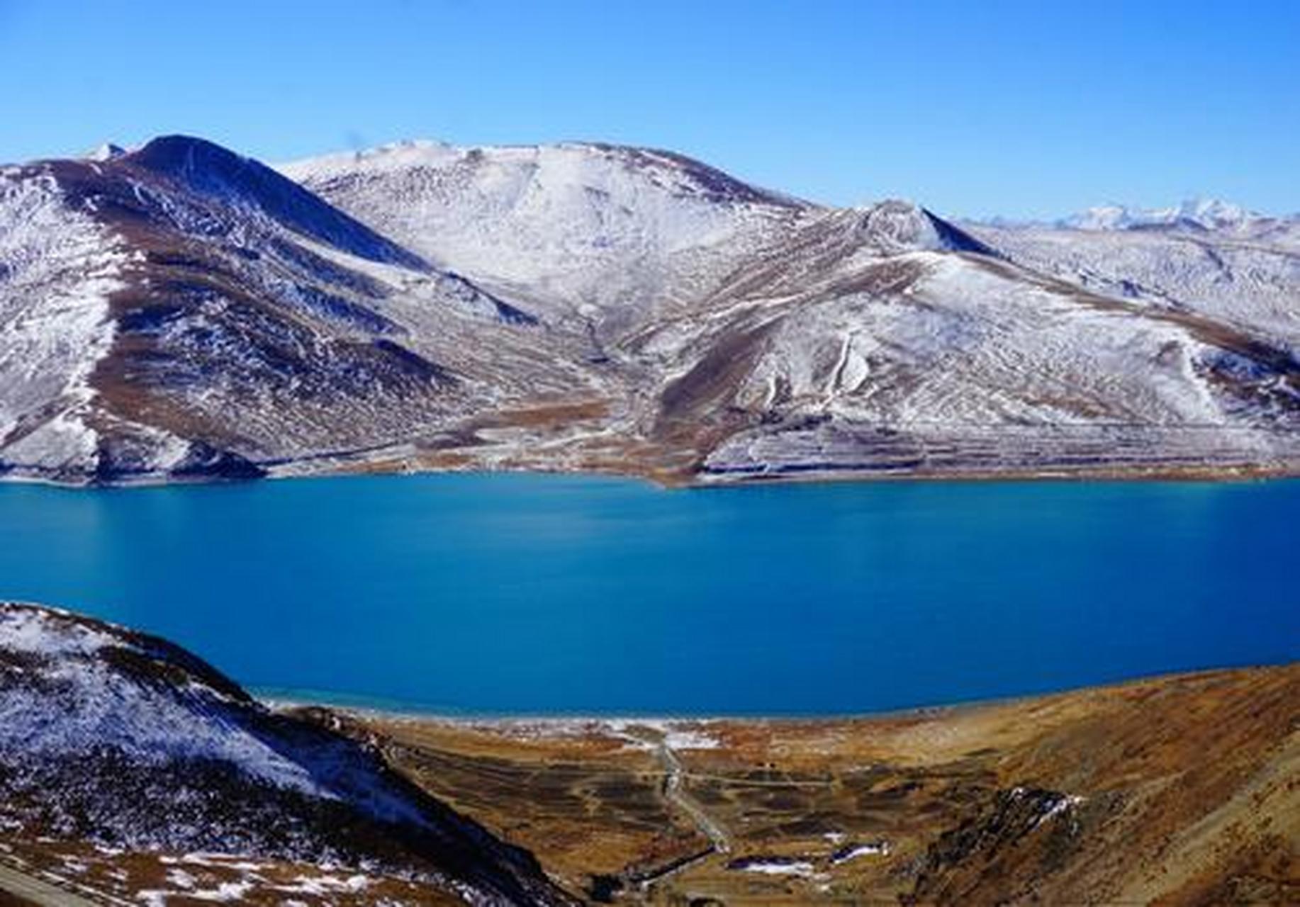 冬季最美的羊卓雍措位于西藏山南市浪卡子县,是西藏三大圣湖之一