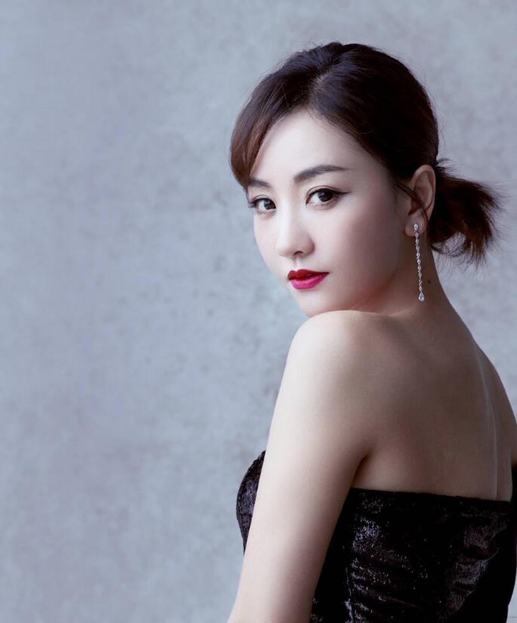 身材出众,颜值惊艳的#杨蓉# 丰腴曼妙的身姿,前凸后翘,人间尤物.