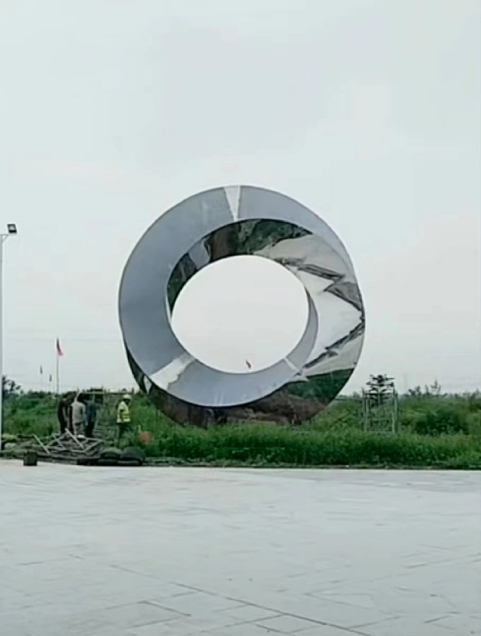 不锈钢莫比乌斯环雕塑 异型扭曲圆环雕塑	 莫比乌斯环是一种拓扑学