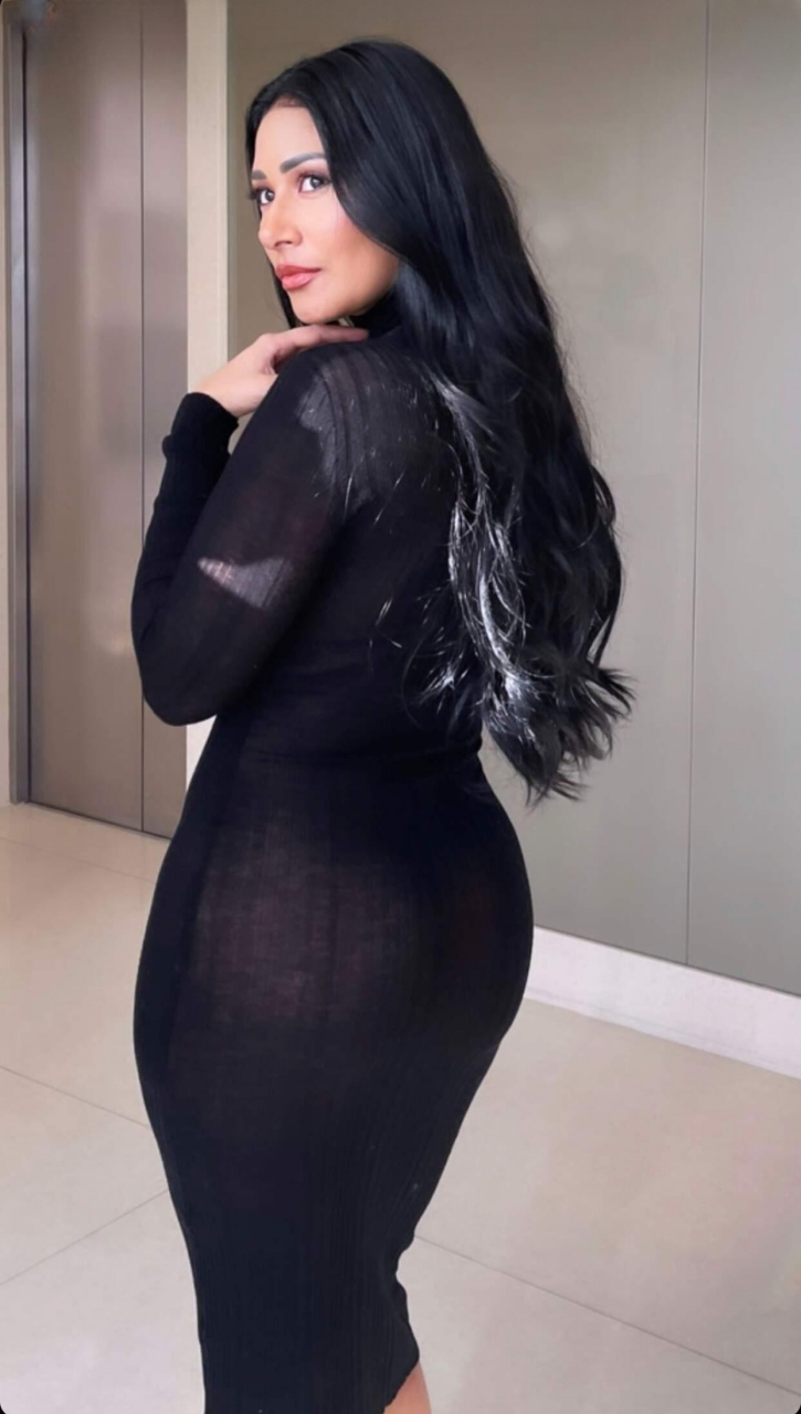 丰腴少妇,黑色长裙裙尽显凹凸有致的身材,散发着成熟女人味#阿姨有