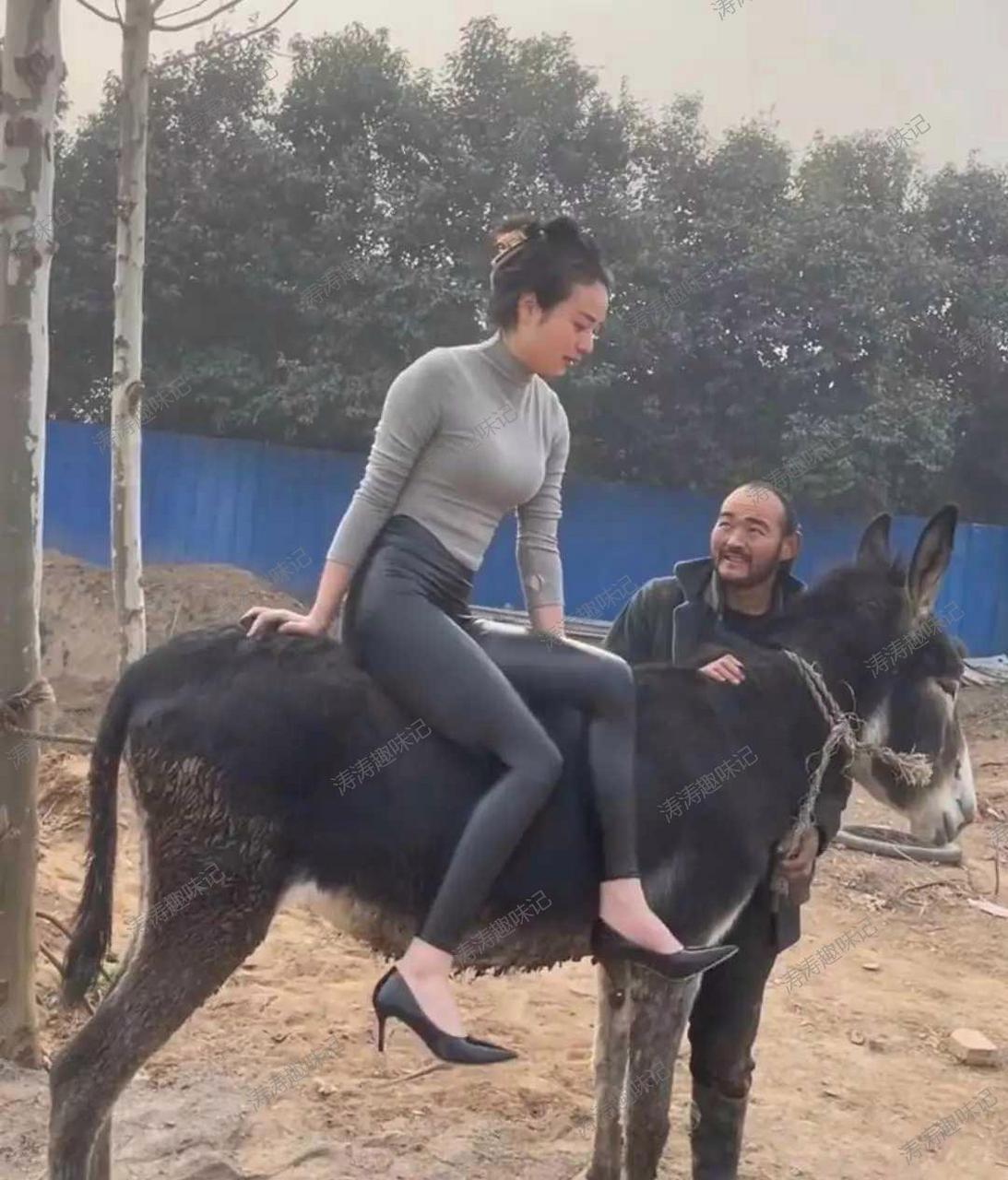 嘿,你们有没有发现老头穿的雨鞋左右反了啊?是只有我注意到吗?