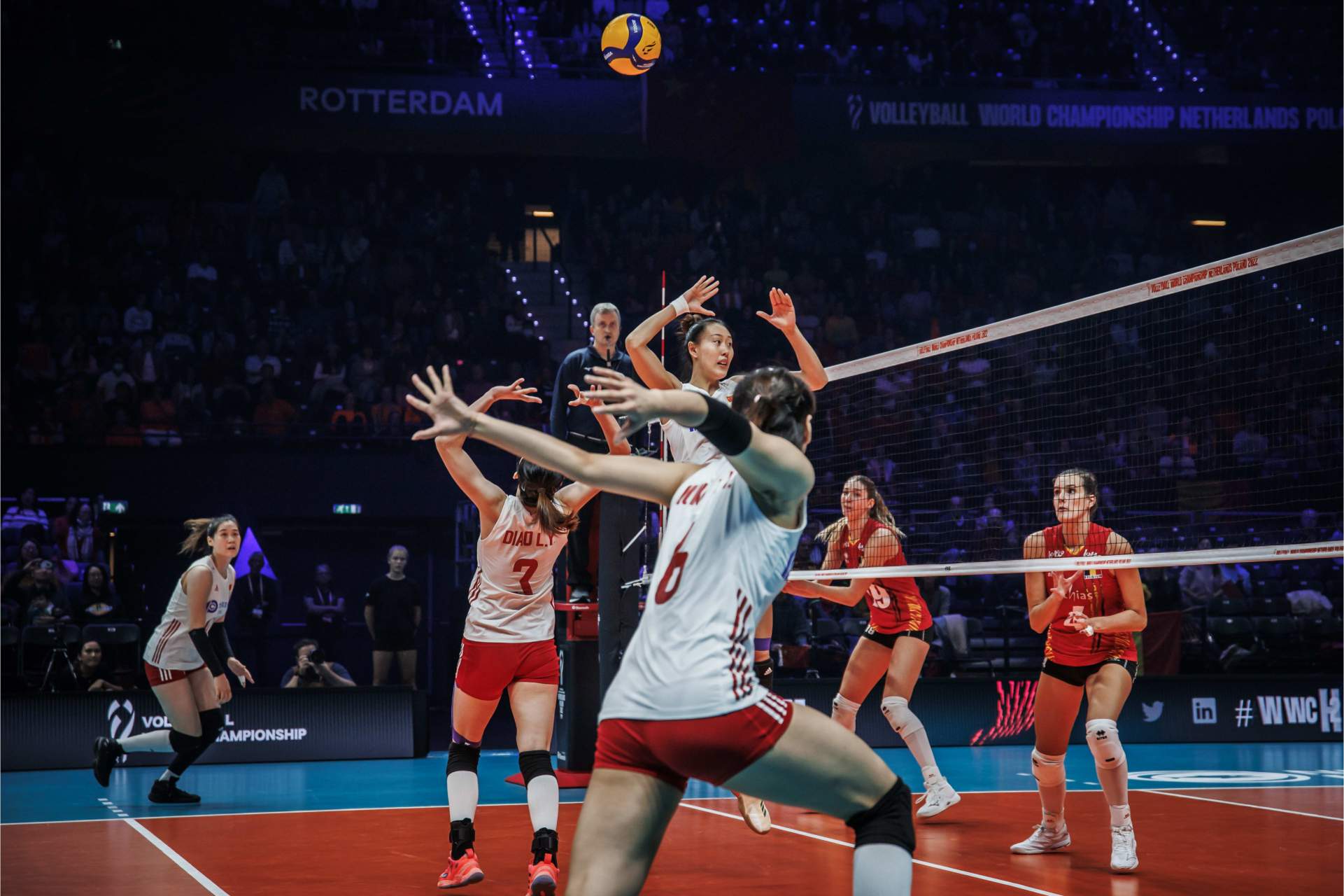 龚翔宇# 中国女排的助教袁灵犀,也就是魏秋月的老公,不仅要做好自己