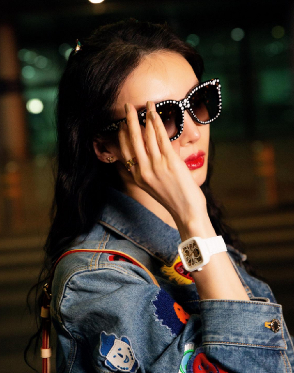 金晨卷发随拍,身穿笑脸牛仔套装,大红唇大波浪我好喜欢啊!