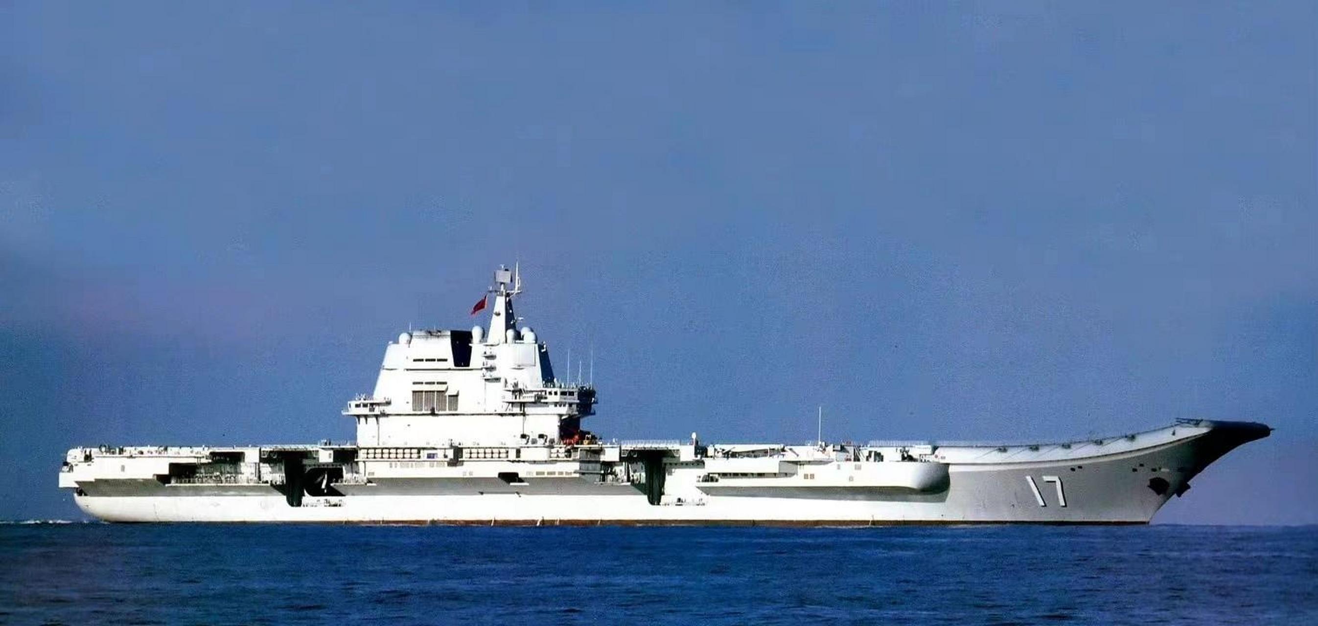 海军新劳模山东舰编队,已经穿越巴士海峡进入台岛东南侧海域,台防务