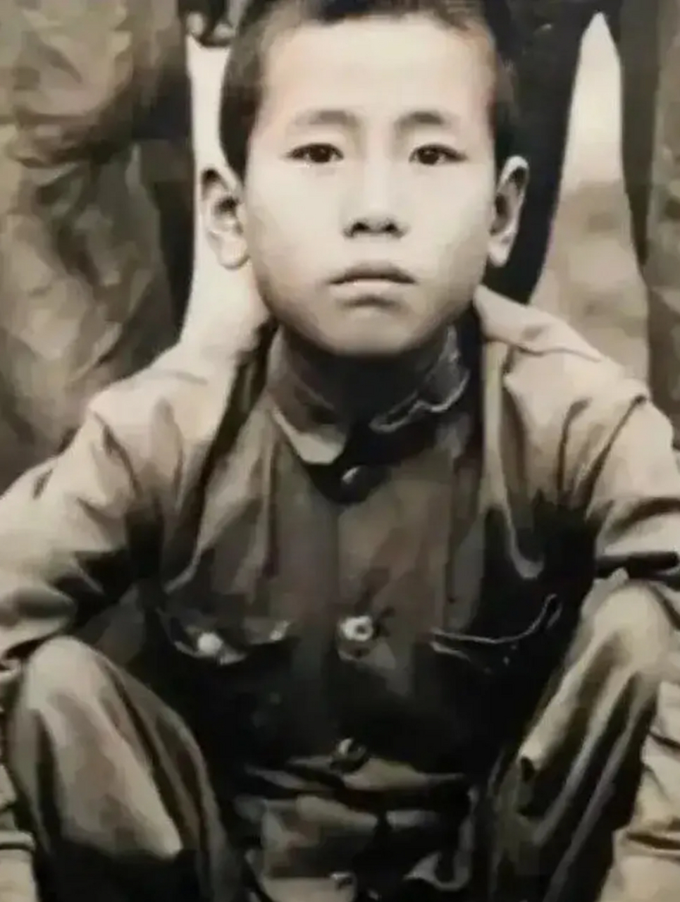 他是儿童团长"周子兴",面对敌人屠刀毫不畏惧,被敌人残忍地刺了20多刀