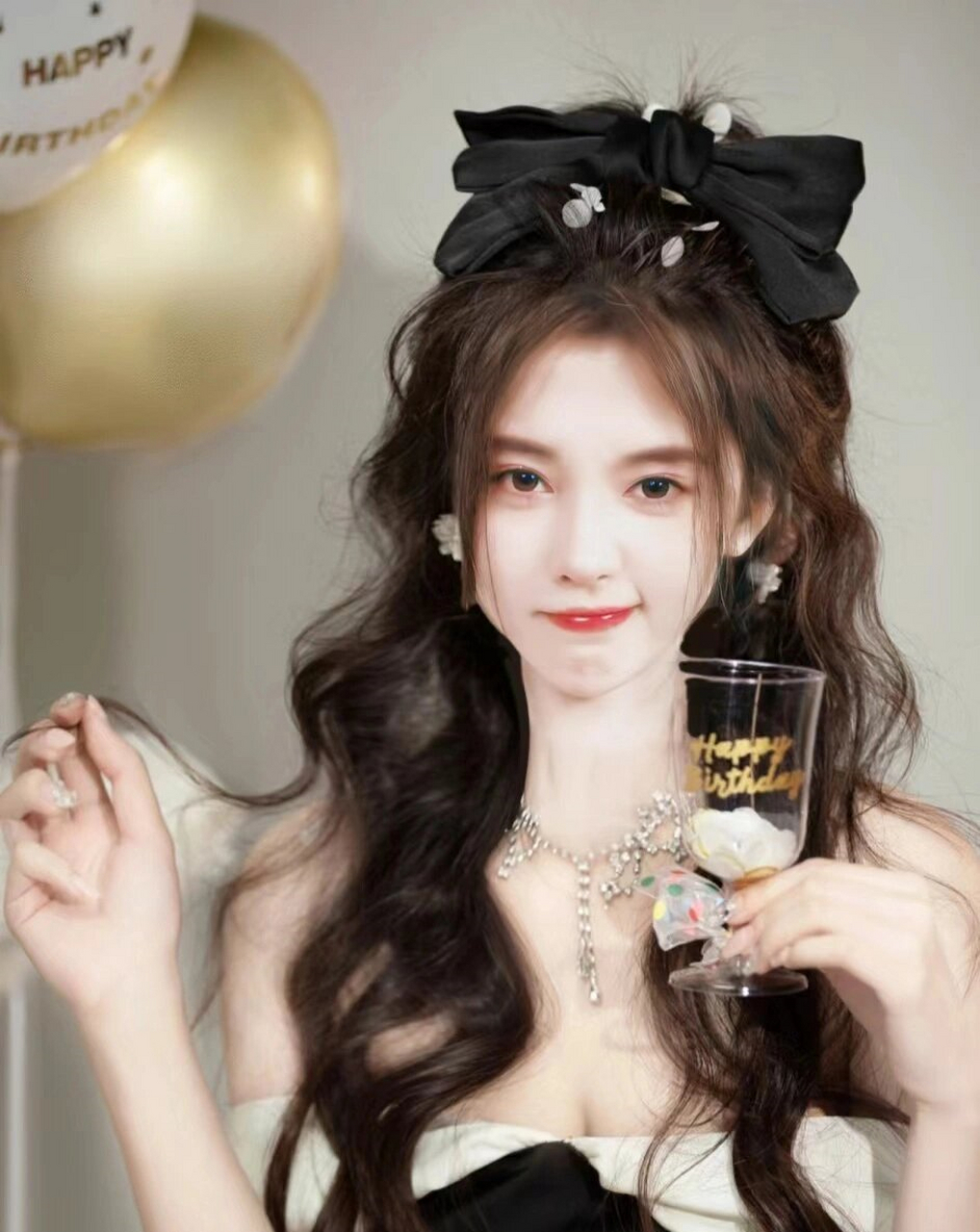 盘点鞠婧祎的神仙照片  鞠婧祎,一位备受瞩目的女艺人,以其甜美的外貌