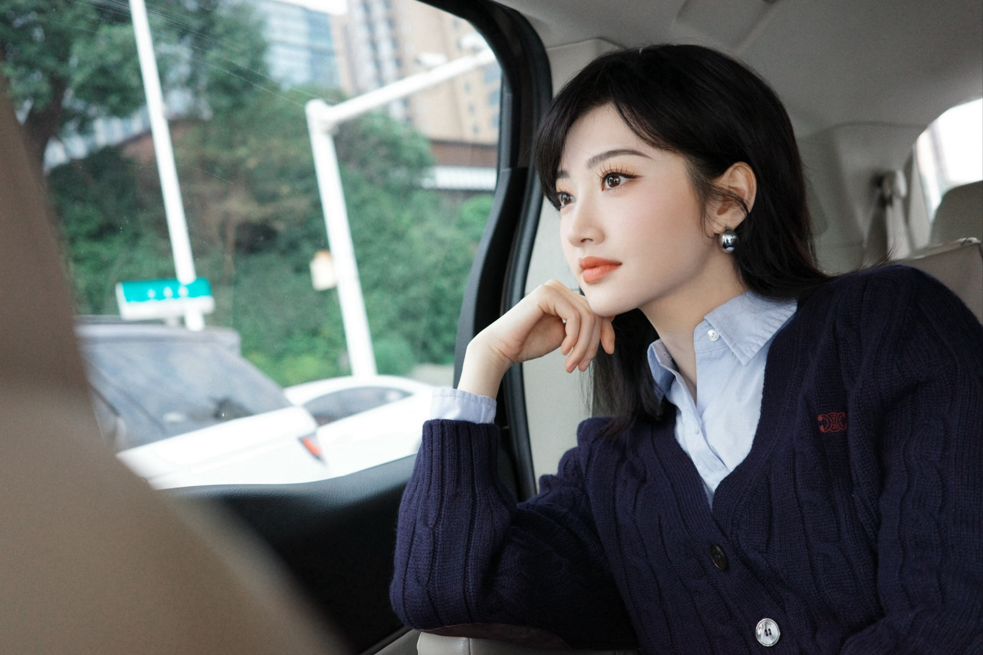 景甜的一组美照曝光,她身穿针织衫少女感十足,在车内大摆pose,脸颊