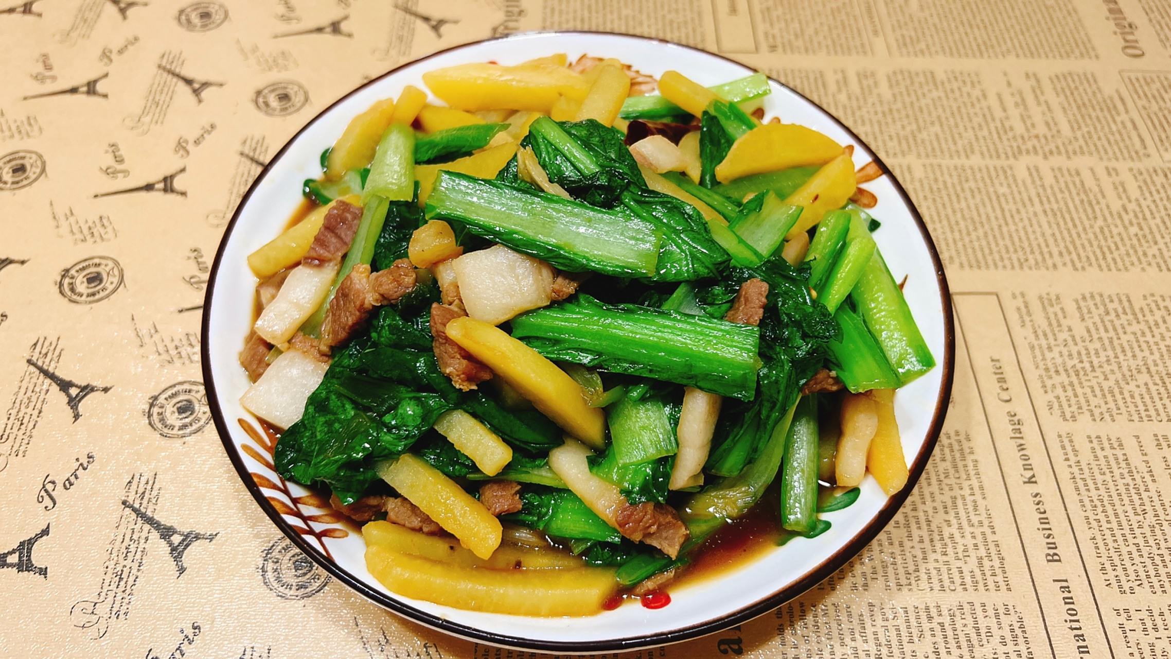 小白菜烧土豆 新鲜的小白菜和土豆搭配在一起,黄绿相间的诱人颜色,绵