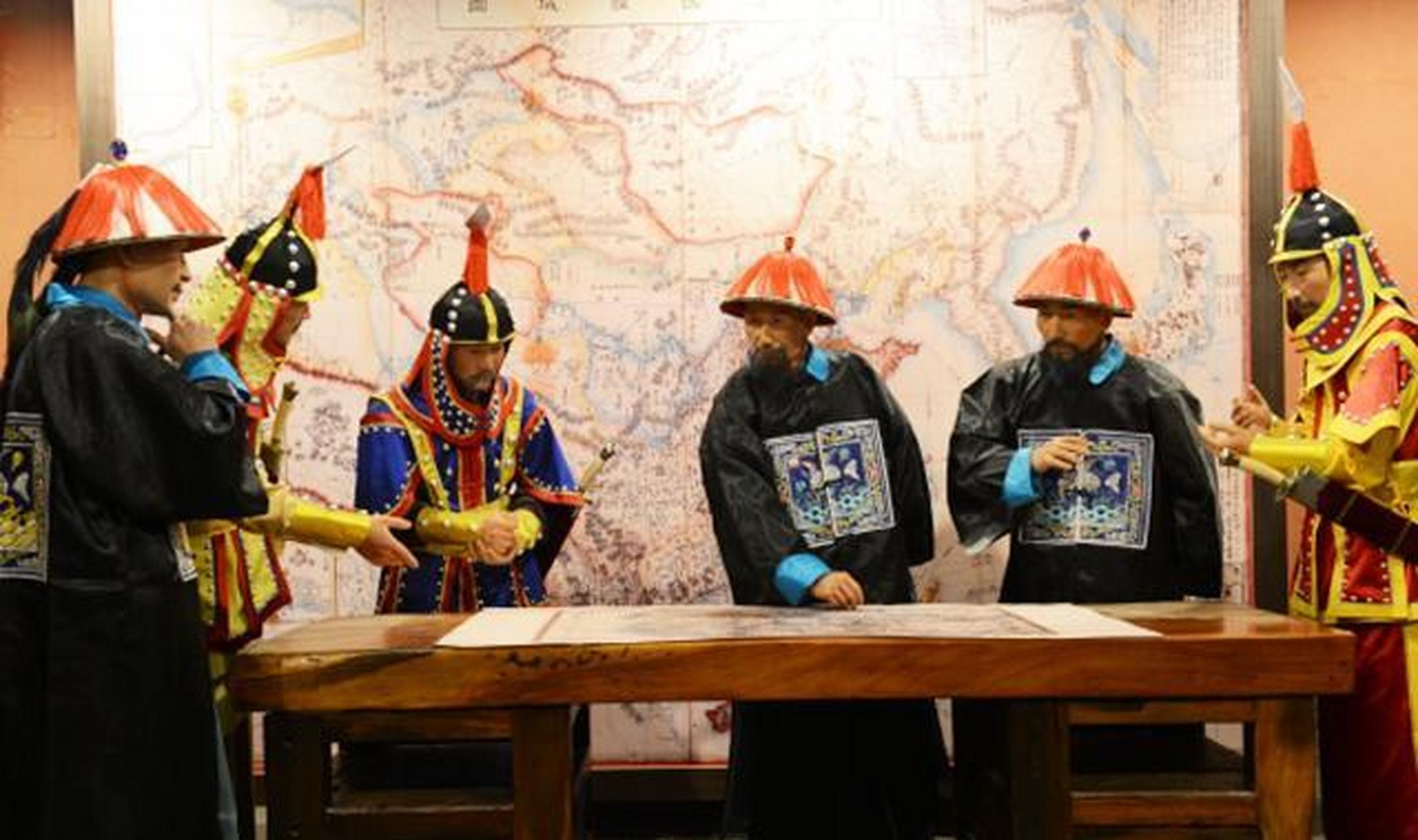 左宗棠在西征期间,曾抬着棺材进入玉门关,以表达其收复新疆之决心.