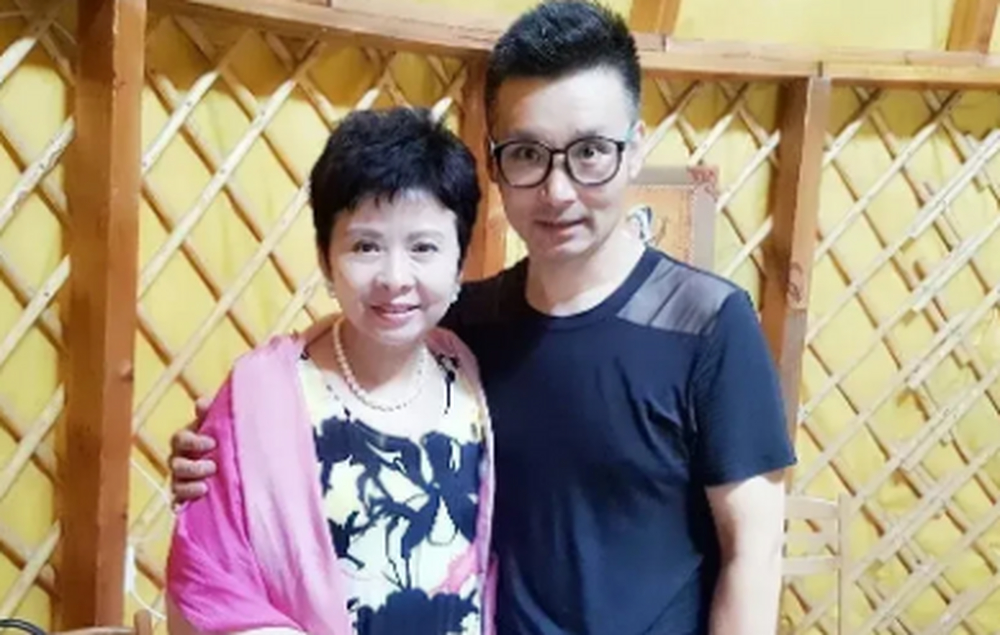 刘和刚携妻战扬与众艺术家合影,世界小姐出身的战扬颜值非常高,化着